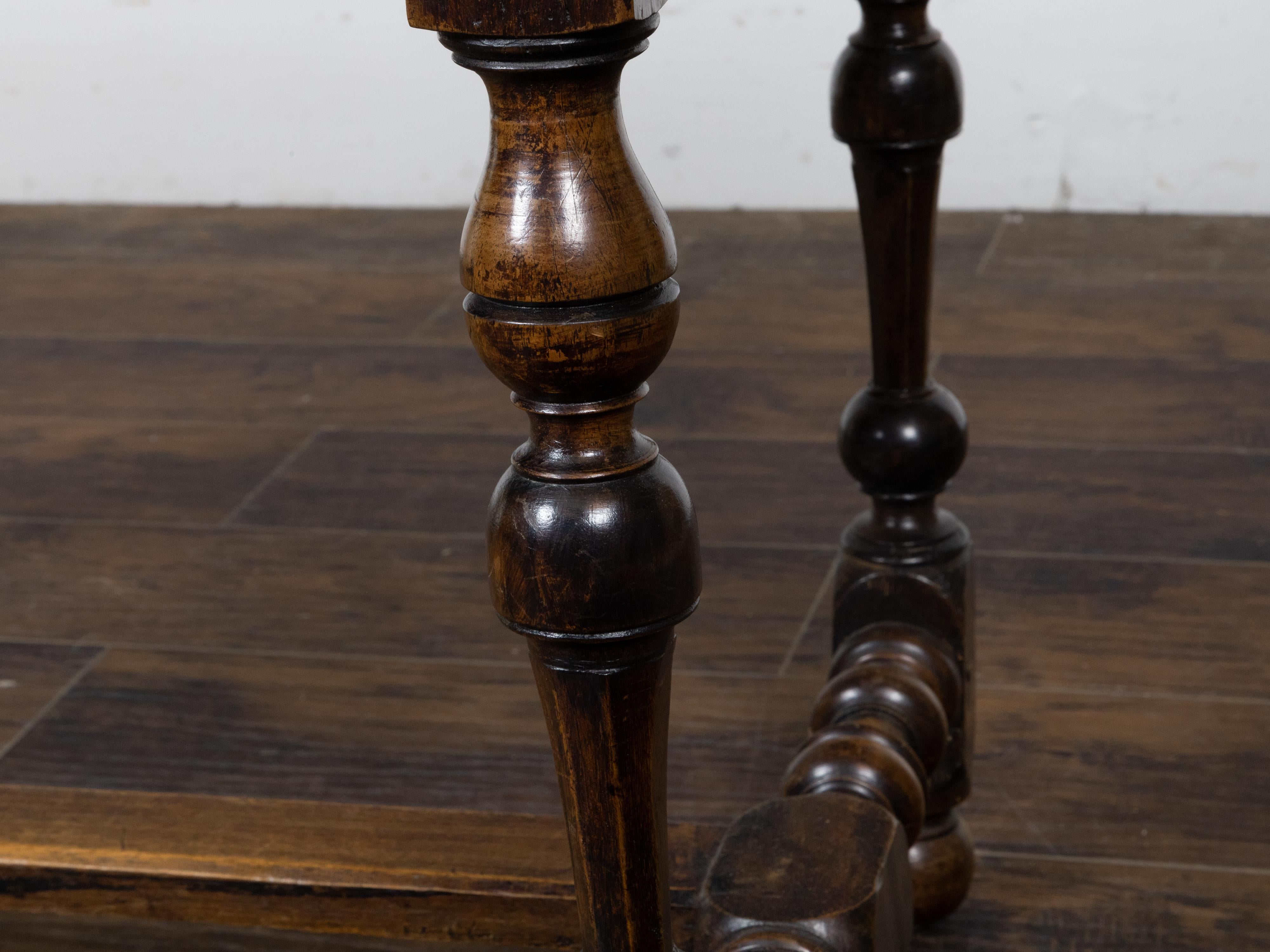 Englischer Nussbaumtisch aus der georgianischen Zeit um 1800 mit Schublade und gedrechselten Balusterbeinen im Angebot 6