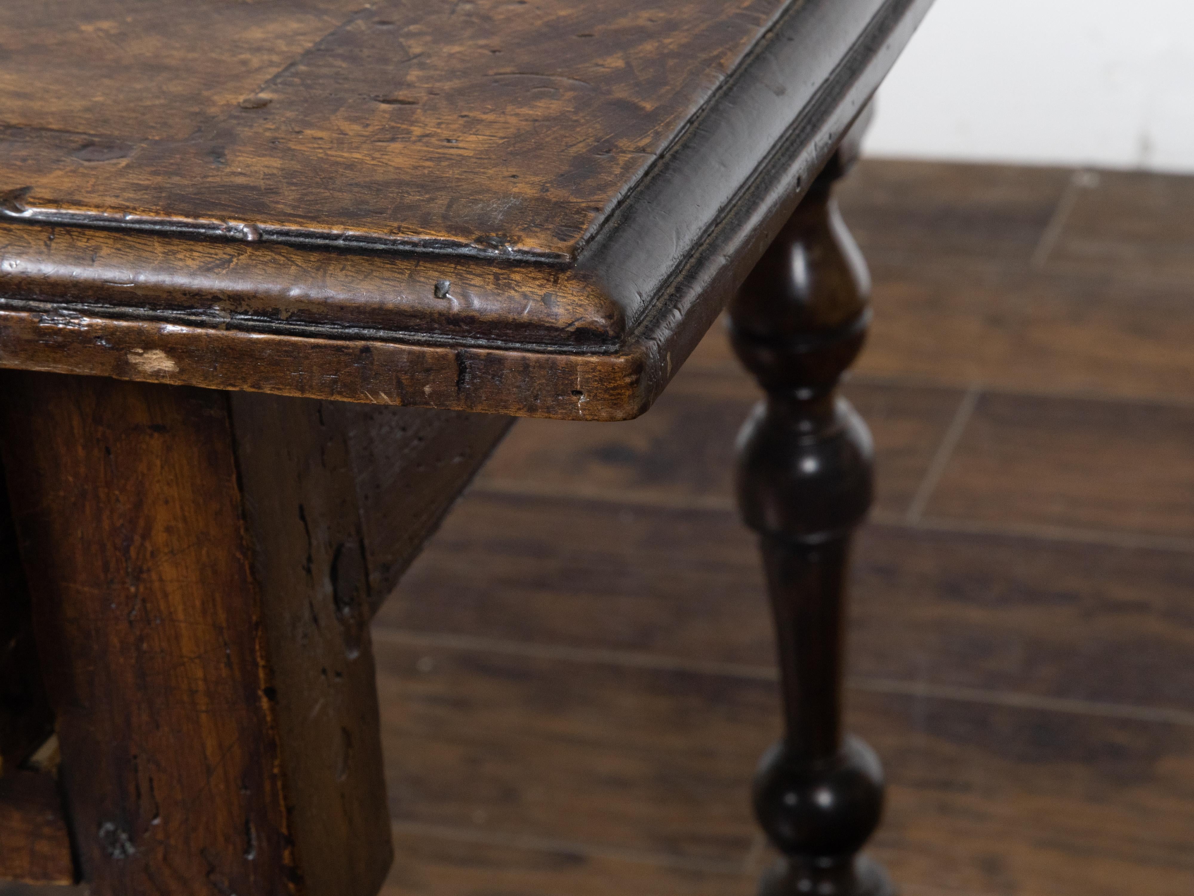 Mesa inglesa georgiana de nogal de 1800 con cajón y patas de balaustre torneadas en venta 6