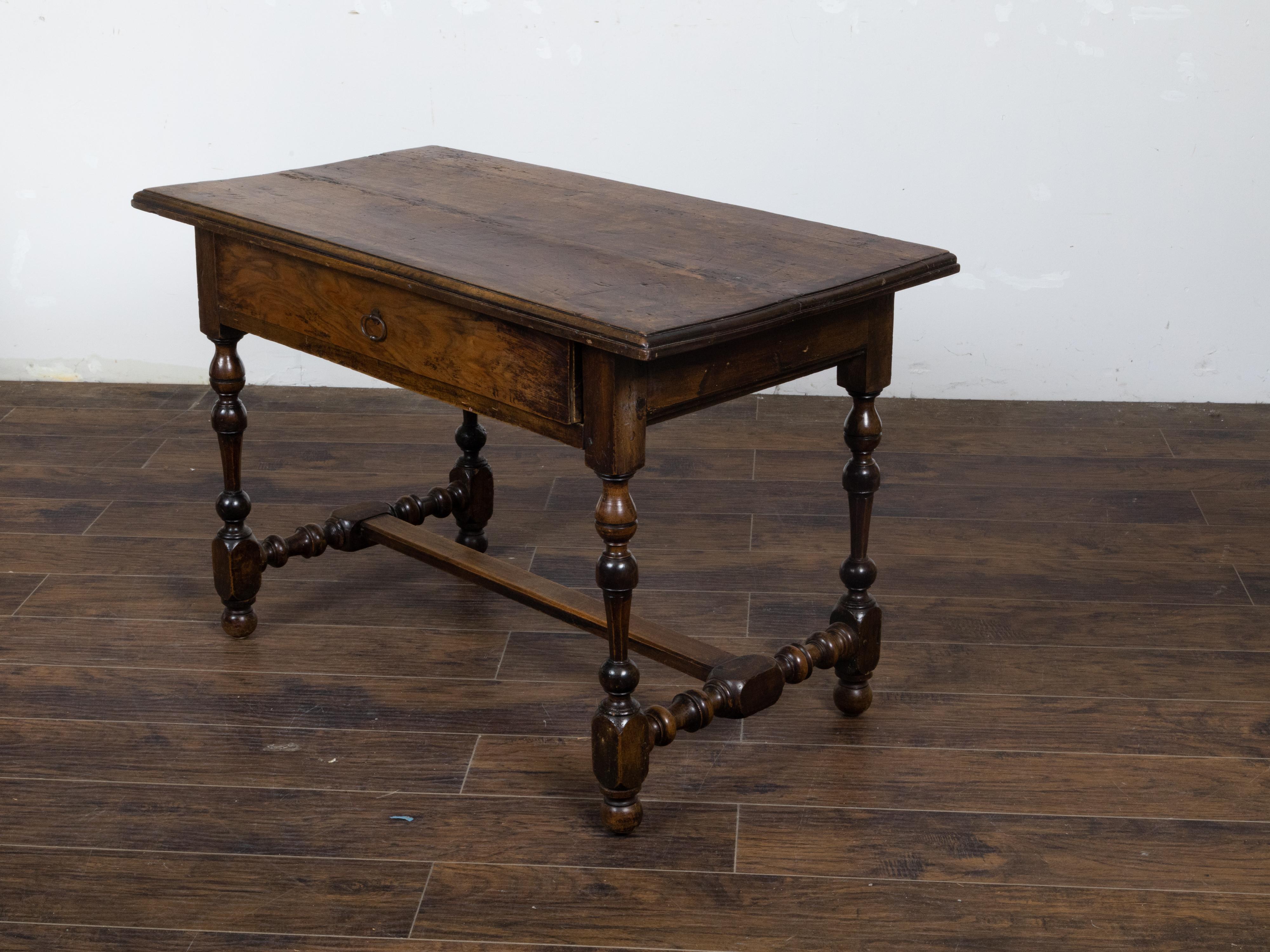 Mesa inglesa georgiana de nogal de 1800 con cajón y patas de balaustre torneadas siglo XIX en venta