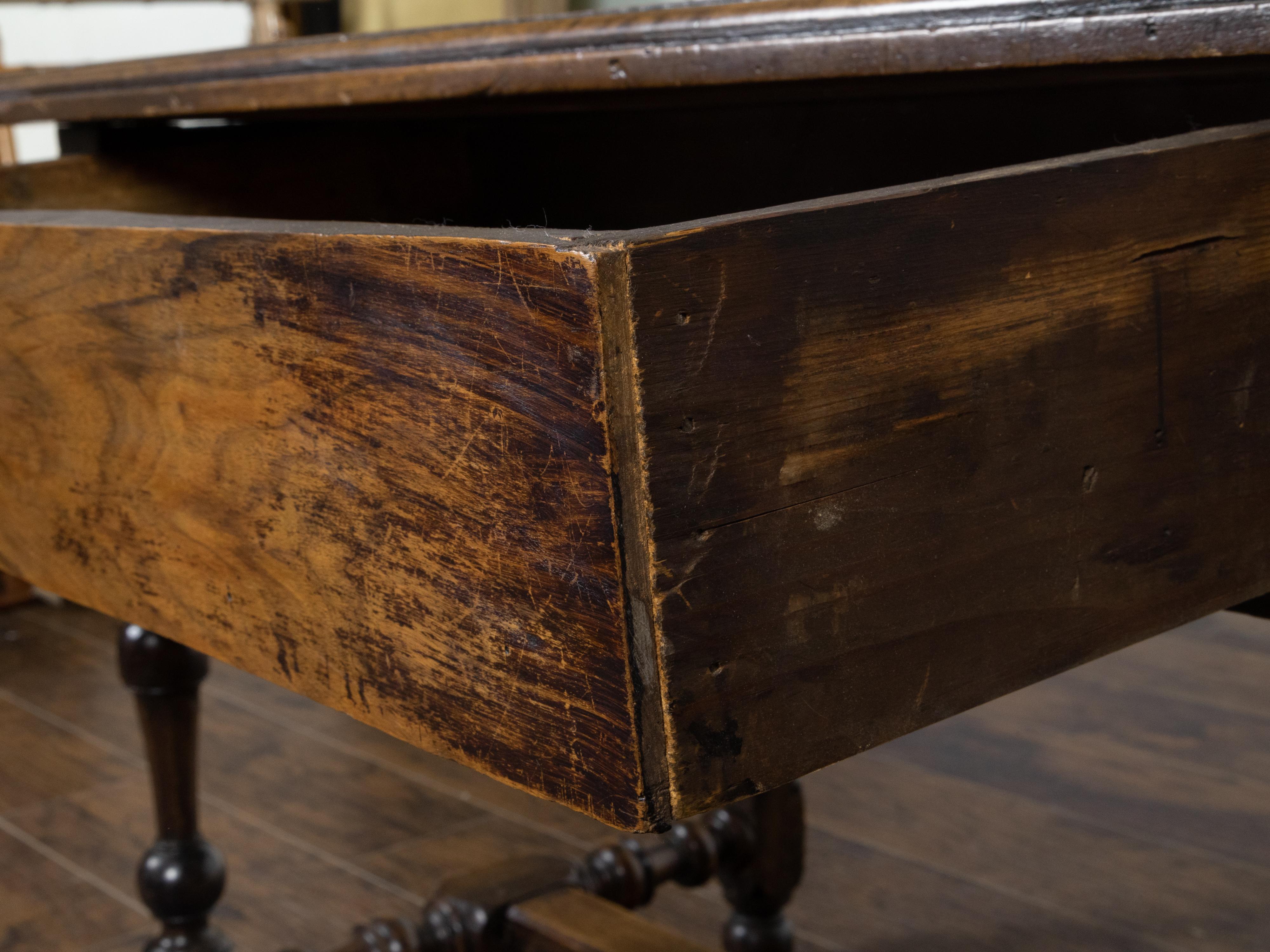 Englischer Nussbaumtisch aus der georgianischen Zeit um 1800 mit Schublade und gedrechselten Balusterbeinen im Angebot 2