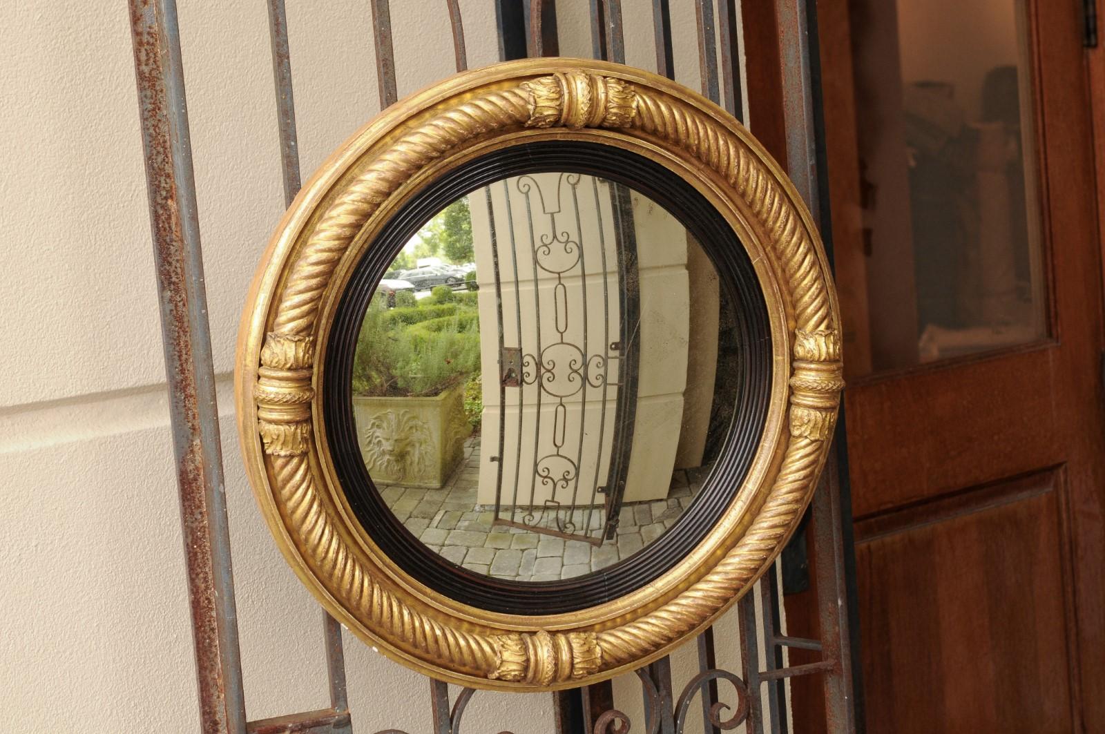 English Georgian Period 1820s Giltwood Convex Mirror with Twisted Rope Motifs In Good Condition In Atlanta, GA