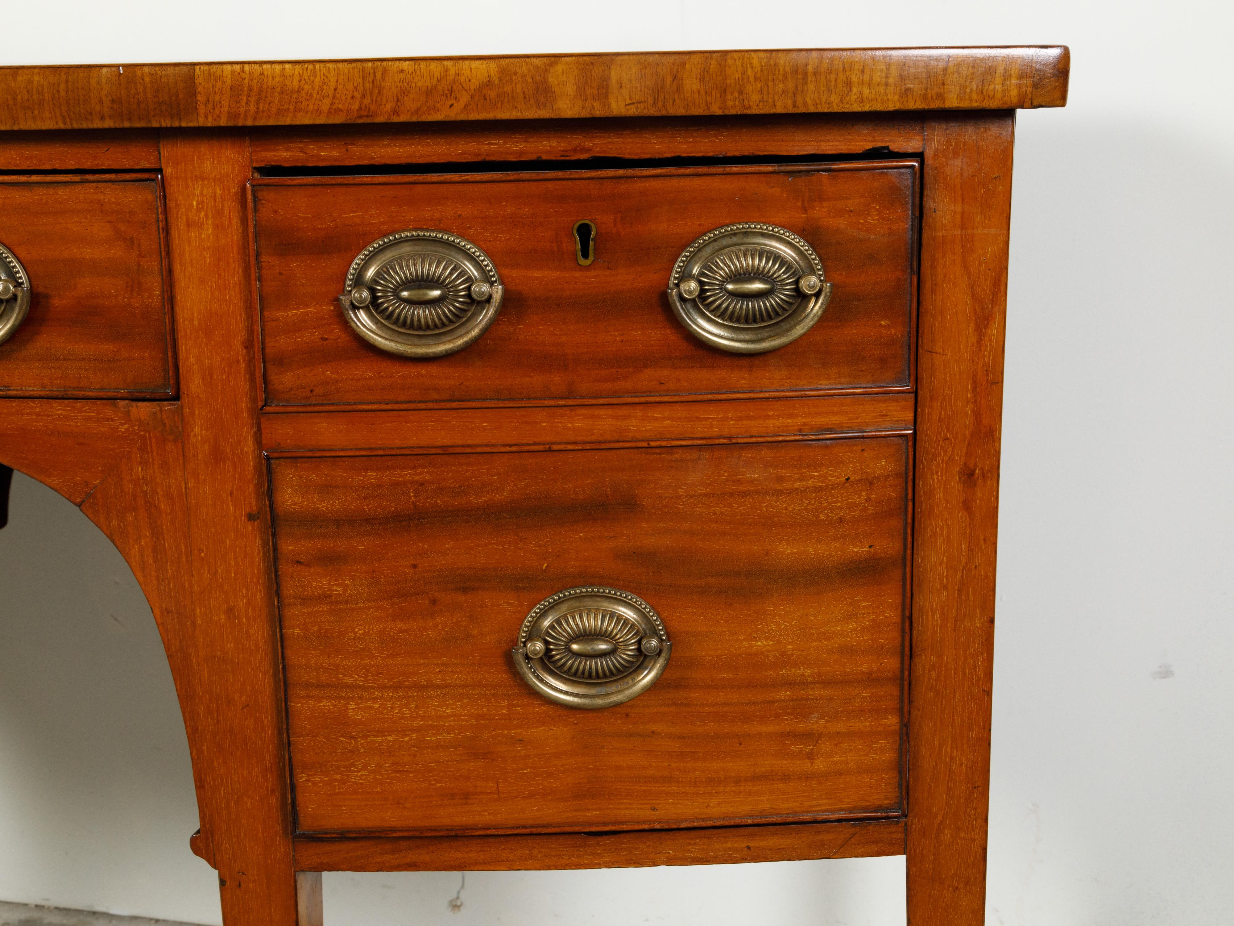 Credenza a cinque cassetti in mogano del periodo georgiano inglese del 1820 con gambe affusolate in vendita 2