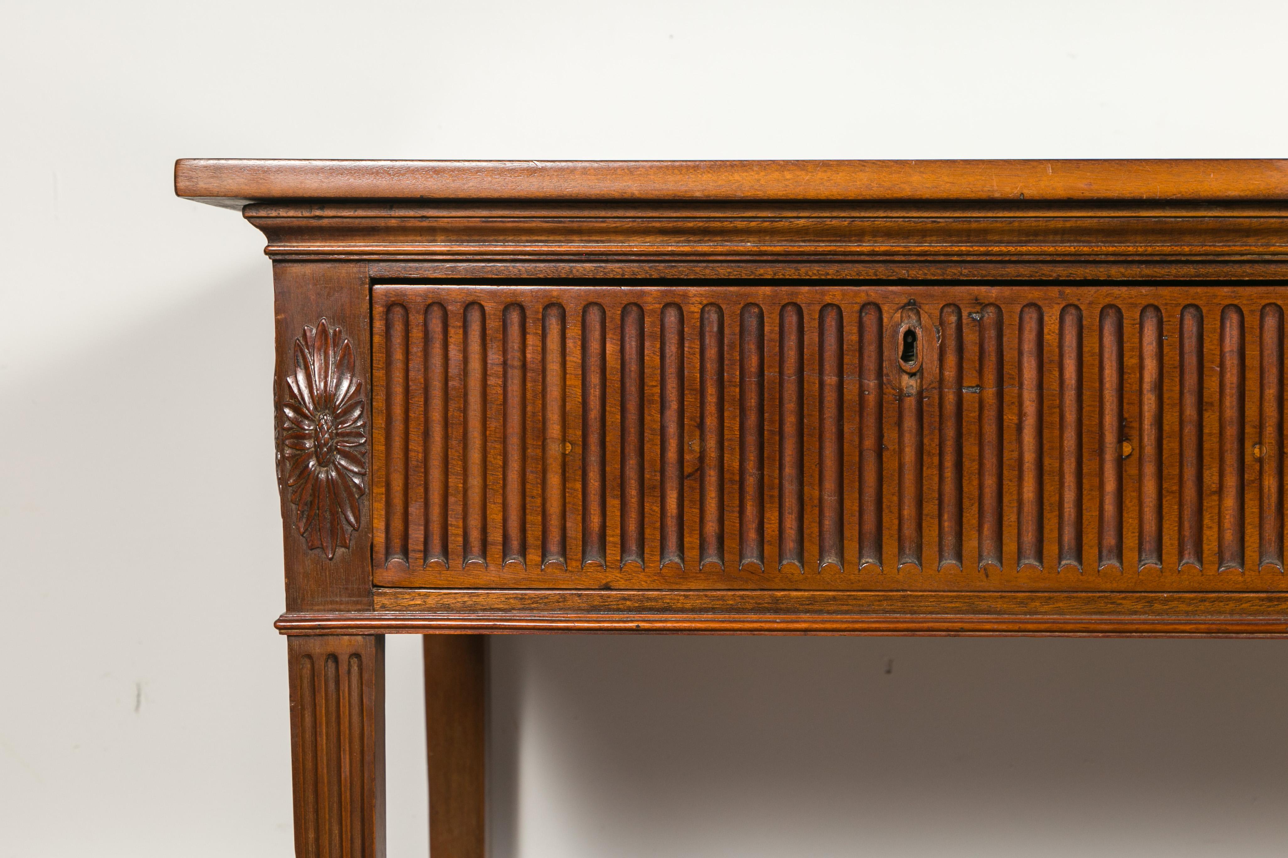 English Georgian Period 1820s Mahogany Sideboard with Fluted Motifs and Drawers In Good Condition In Atlanta, GA