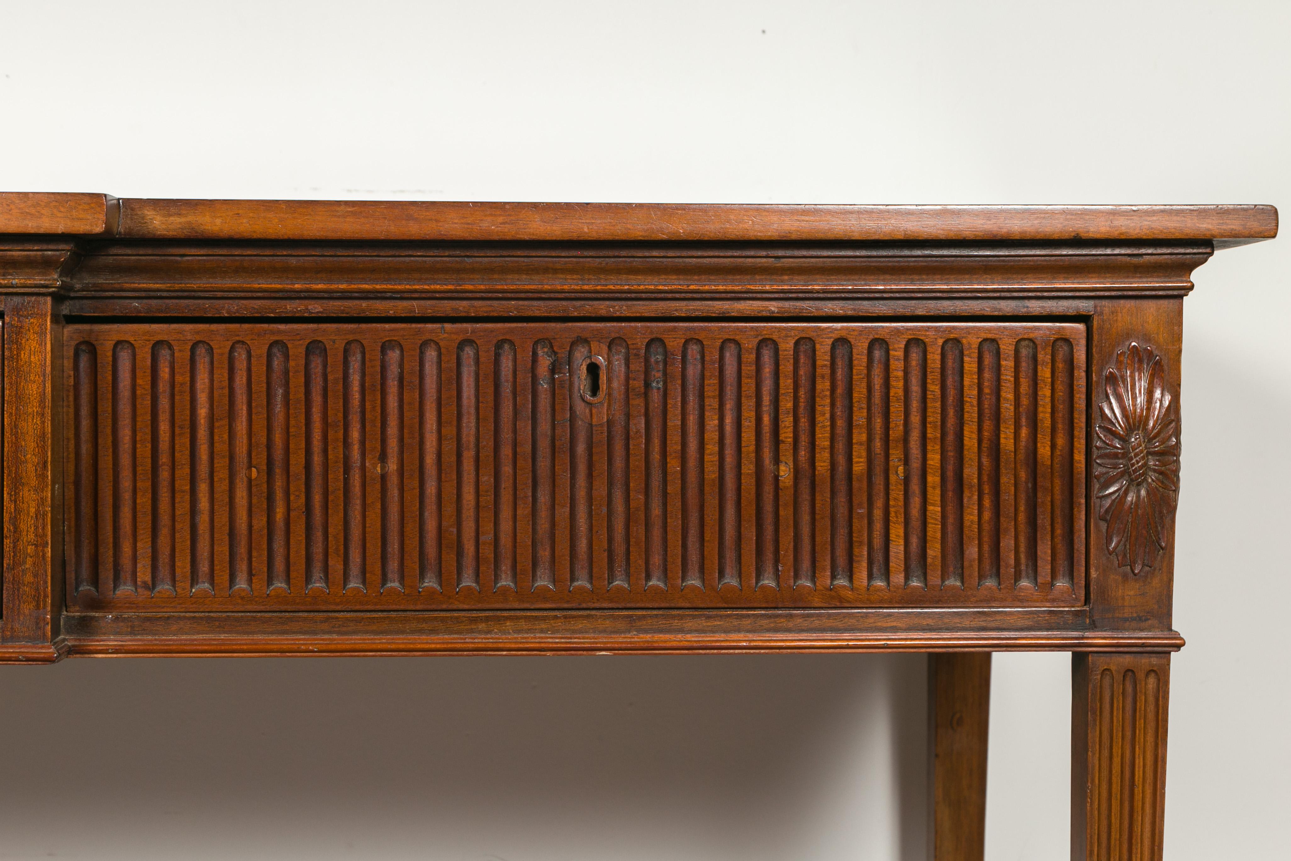English Georgian Period 1820s Mahogany Sideboard with Fluted Motifs and Drawers 1