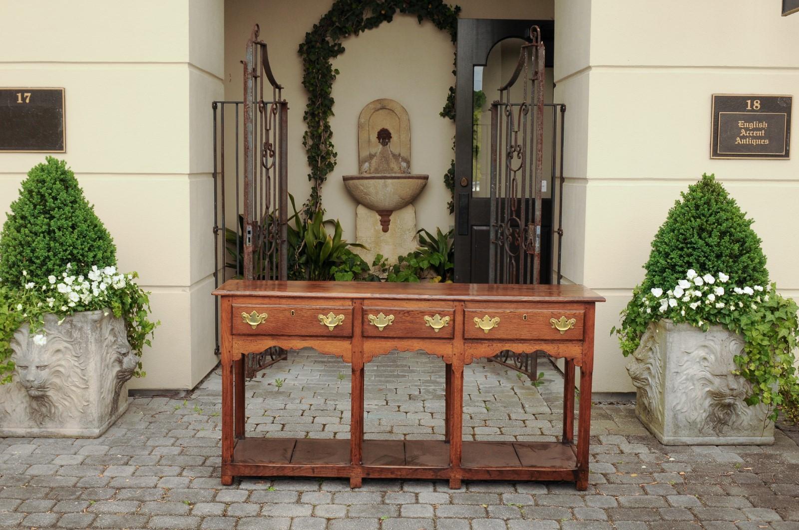 English Georgian Period 1820s Oak Dresser Base with Pot Board Base and Drawers In Good Condition In Atlanta, GA