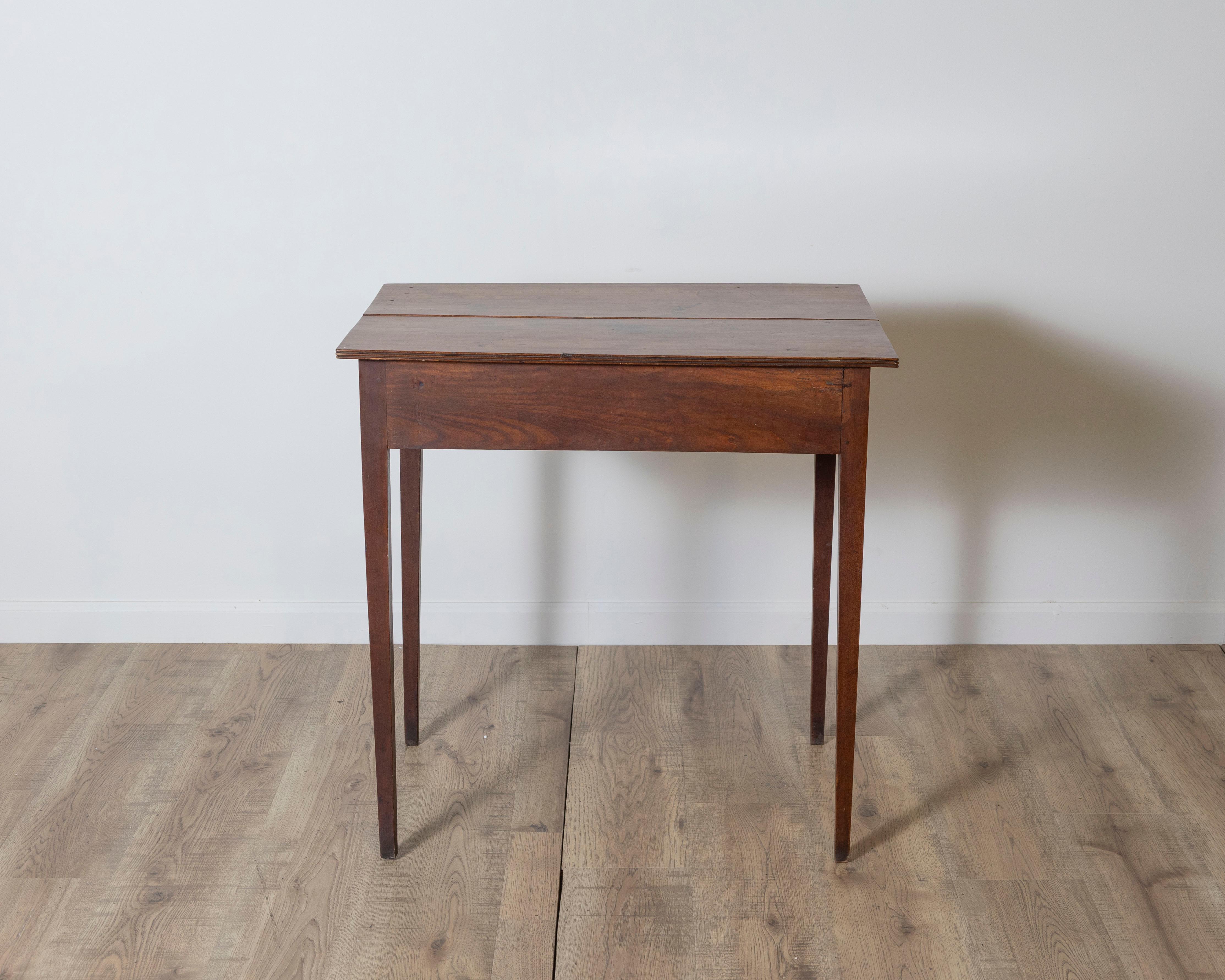 Laiton Table d'appoint anglaise d'époque géorgienne du 18ème siècle en bois fruitier avec un seul tiroir en vente