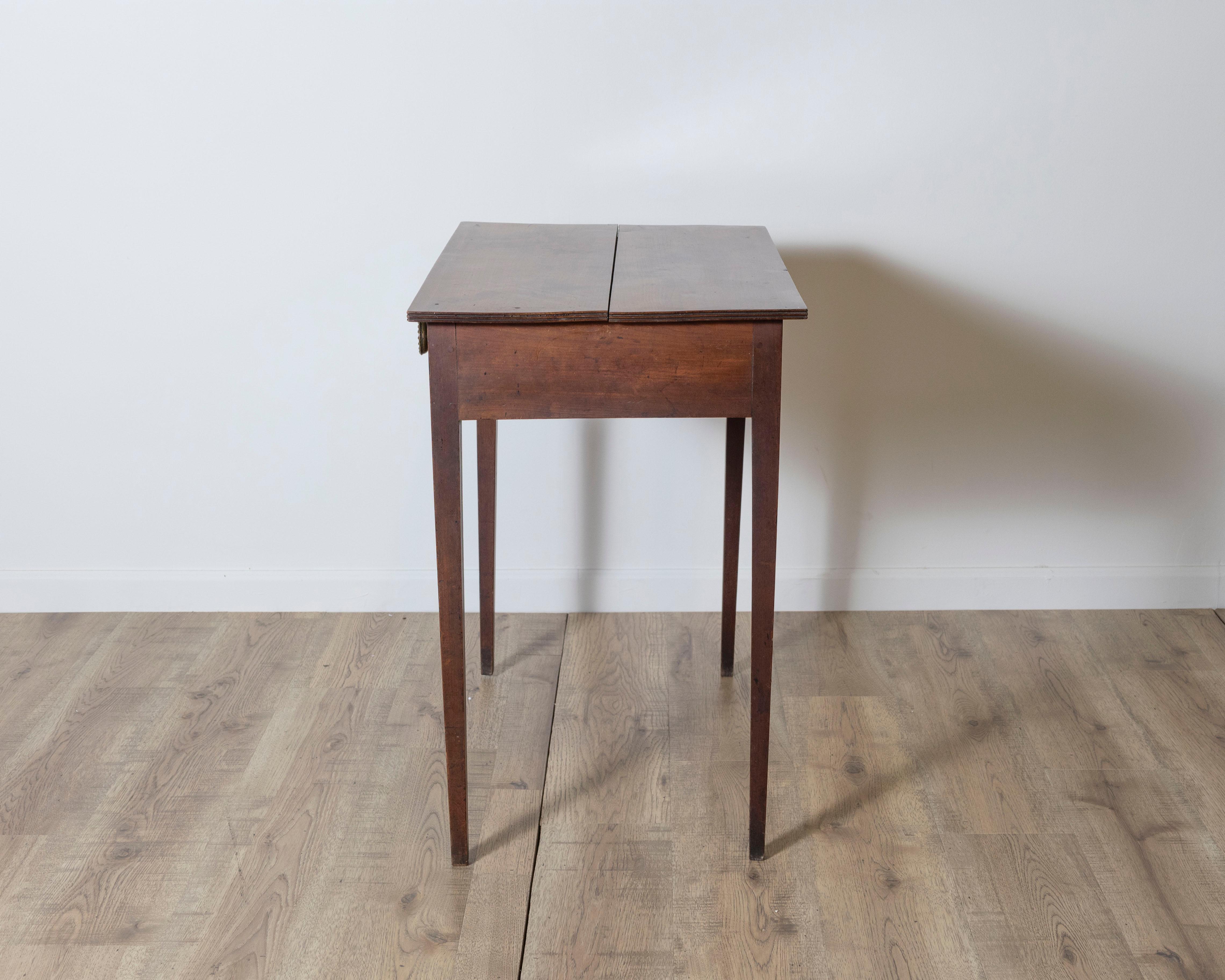 Table d'appoint anglaise d'époque géorgienne du 18ème siècle en bois fruitier avec un seul tiroir en vente 1