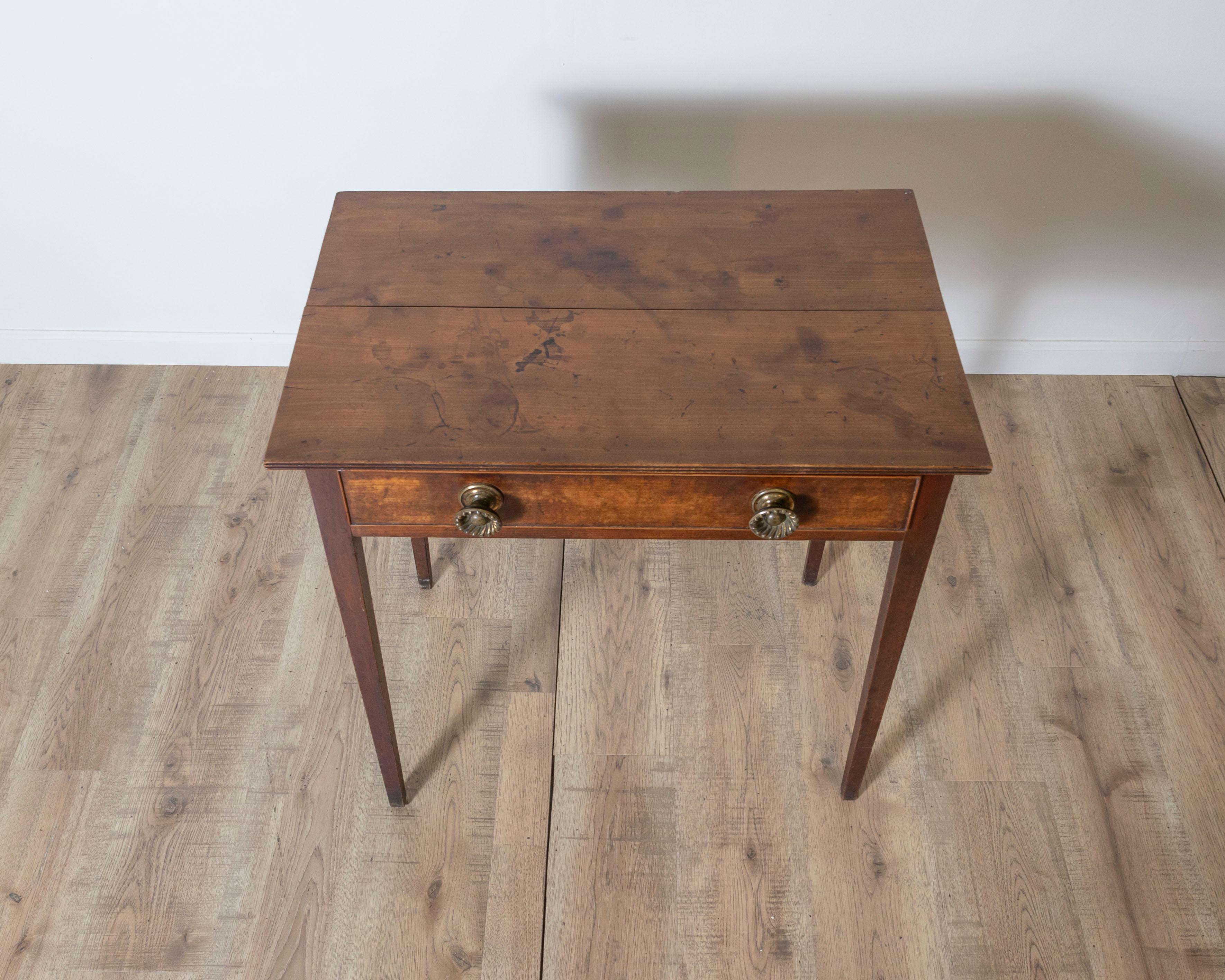 Table d'appoint anglaise d'époque géorgienne du 18ème siècle en bois fruitier avec un seul tiroir en vente 2