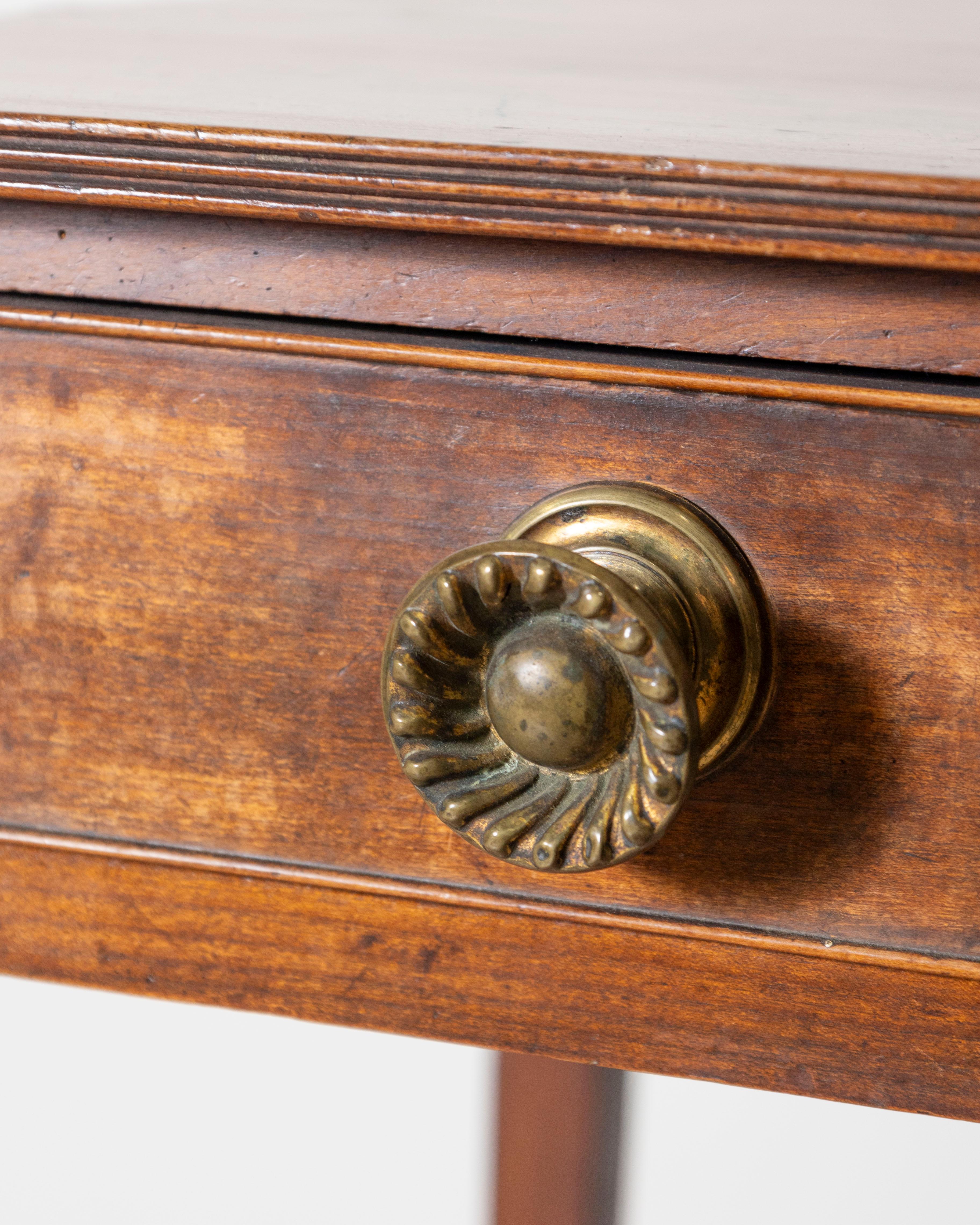 Table d'appoint anglaise d'époque géorgienne du 18ème siècle en bois fruitier avec un seul tiroir en vente 3