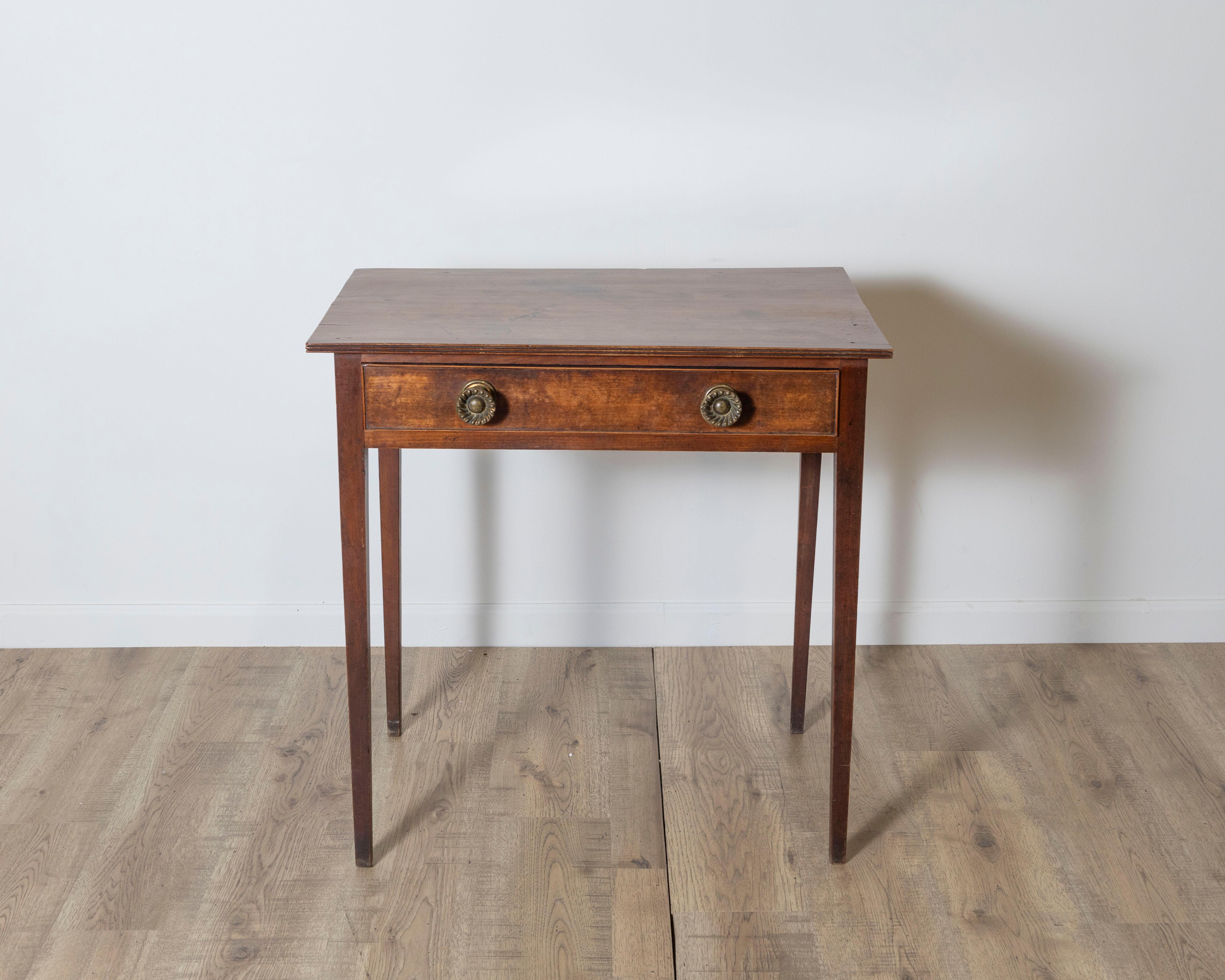 Table d'appoint en bois fruitier de l'époque géorgienne anglaise du XVIIIe siècle, avec un seul tiroir, un double rebord et des pieds fuselés. Admirez la simplicité raffinée et l'attrait intemporel de cette table d'appoint en bois fruitier de