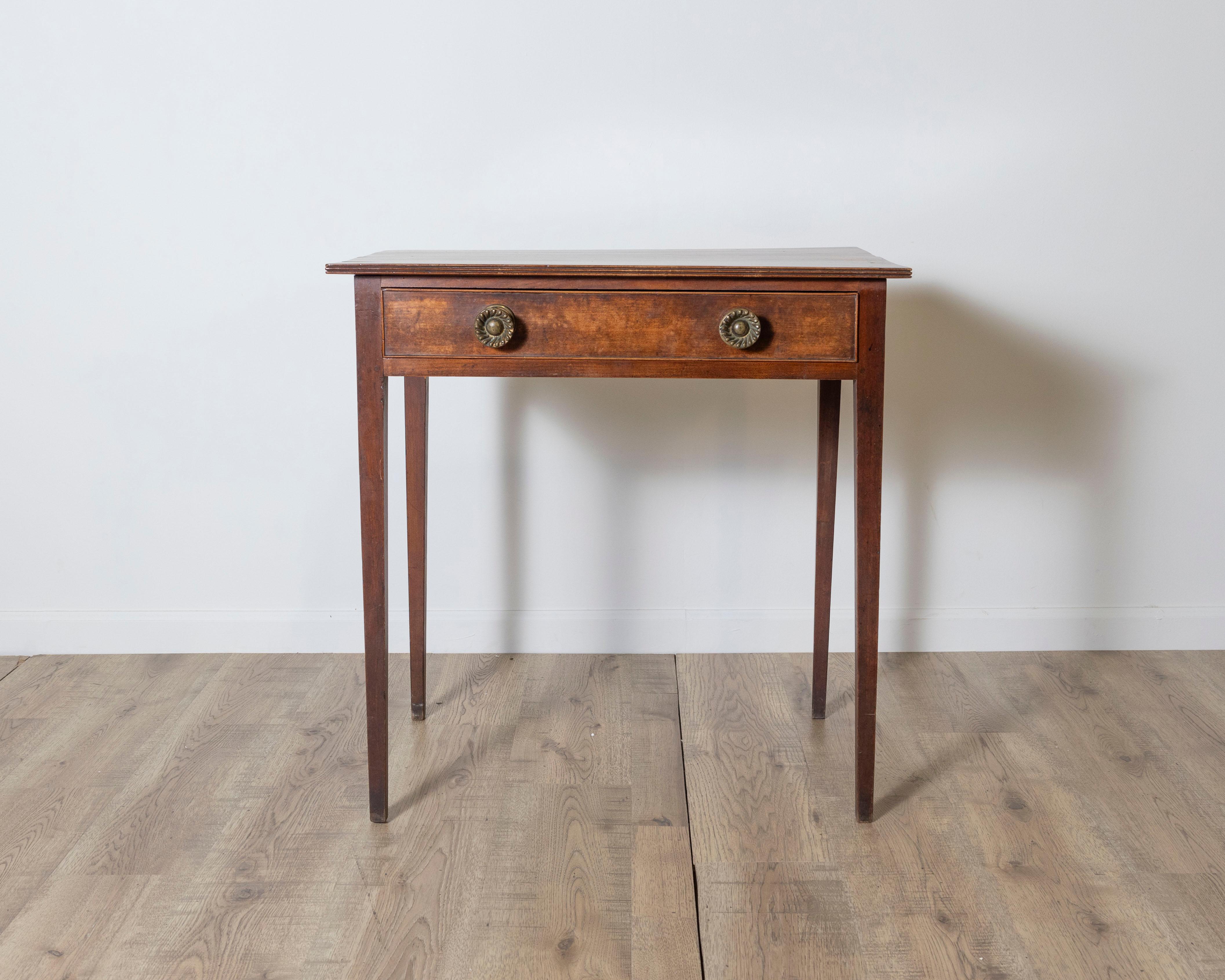 Georgien Table d'appoint anglaise d'époque géorgienne du 18ème siècle en bois fruitier avec un seul tiroir en vente