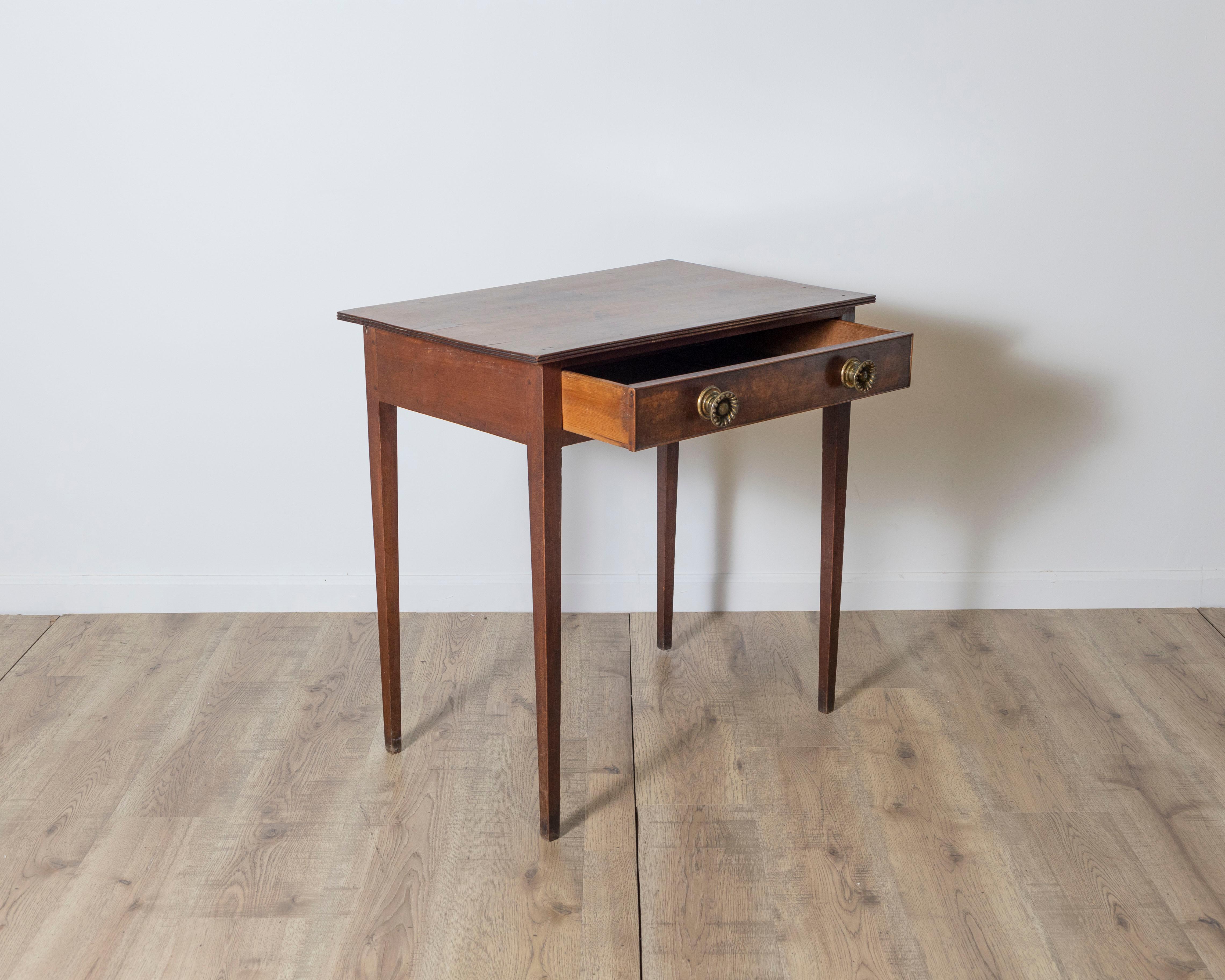 Anglais Table d'appoint anglaise d'époque géorgienne du 18ème siècle en bois fruitier avec un seul tiroir en vente