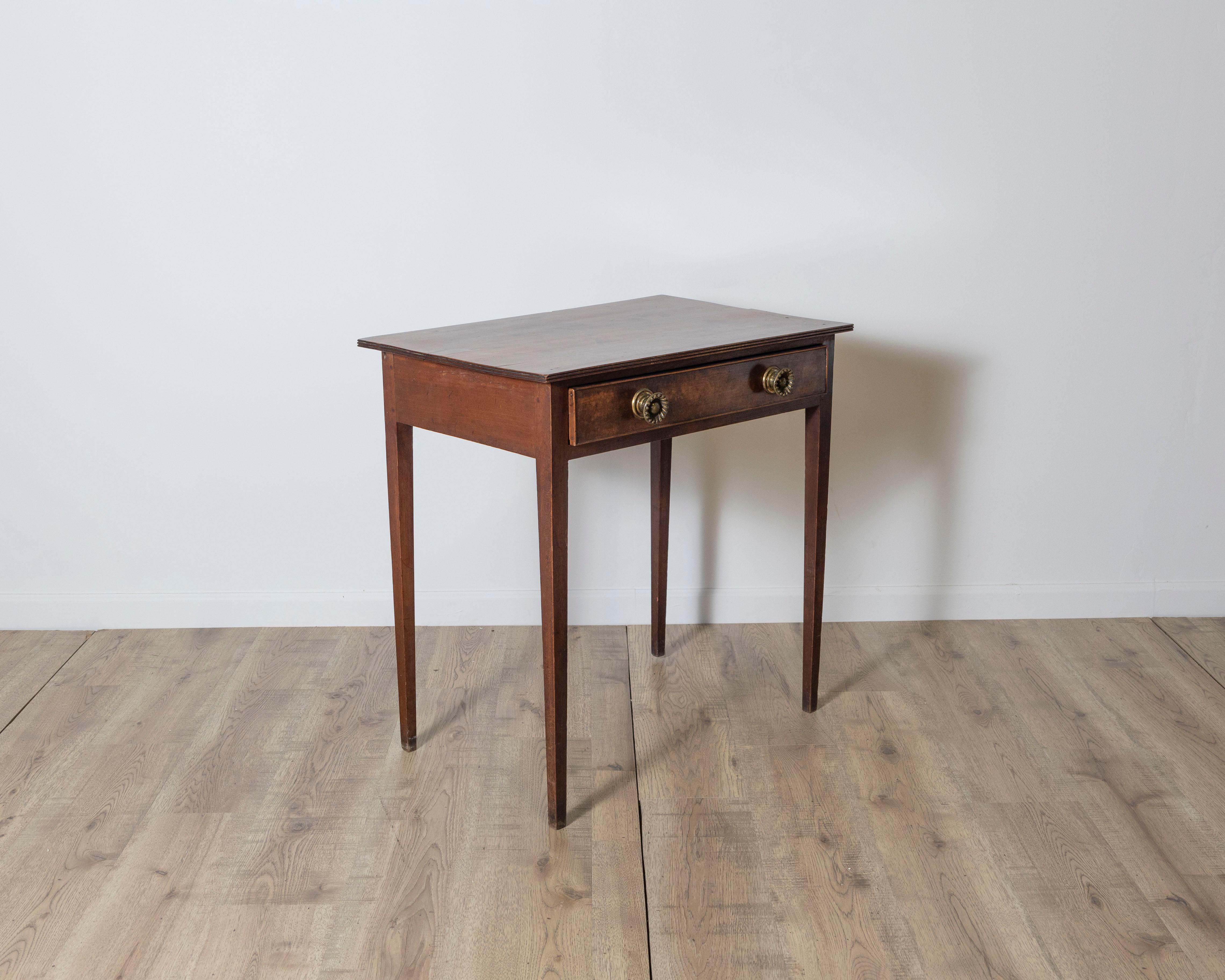 Table d'appoint anglaise d'époque géorgienne du 18ème siècle en bois fruitier avec un seul tiroir Bon état - En vente à Atlanta, GA