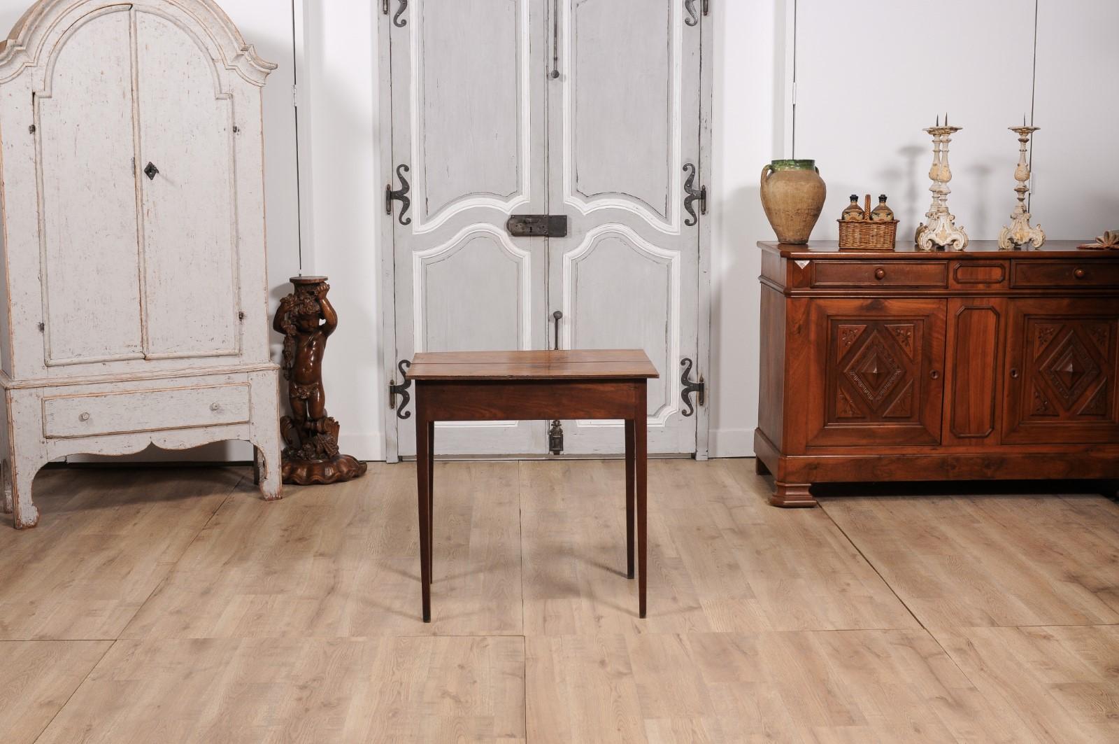 Mesa auxiliar inglesa de madera de frutal del periodo georgiano del siglo XVIII con un solo cajón en venta 2