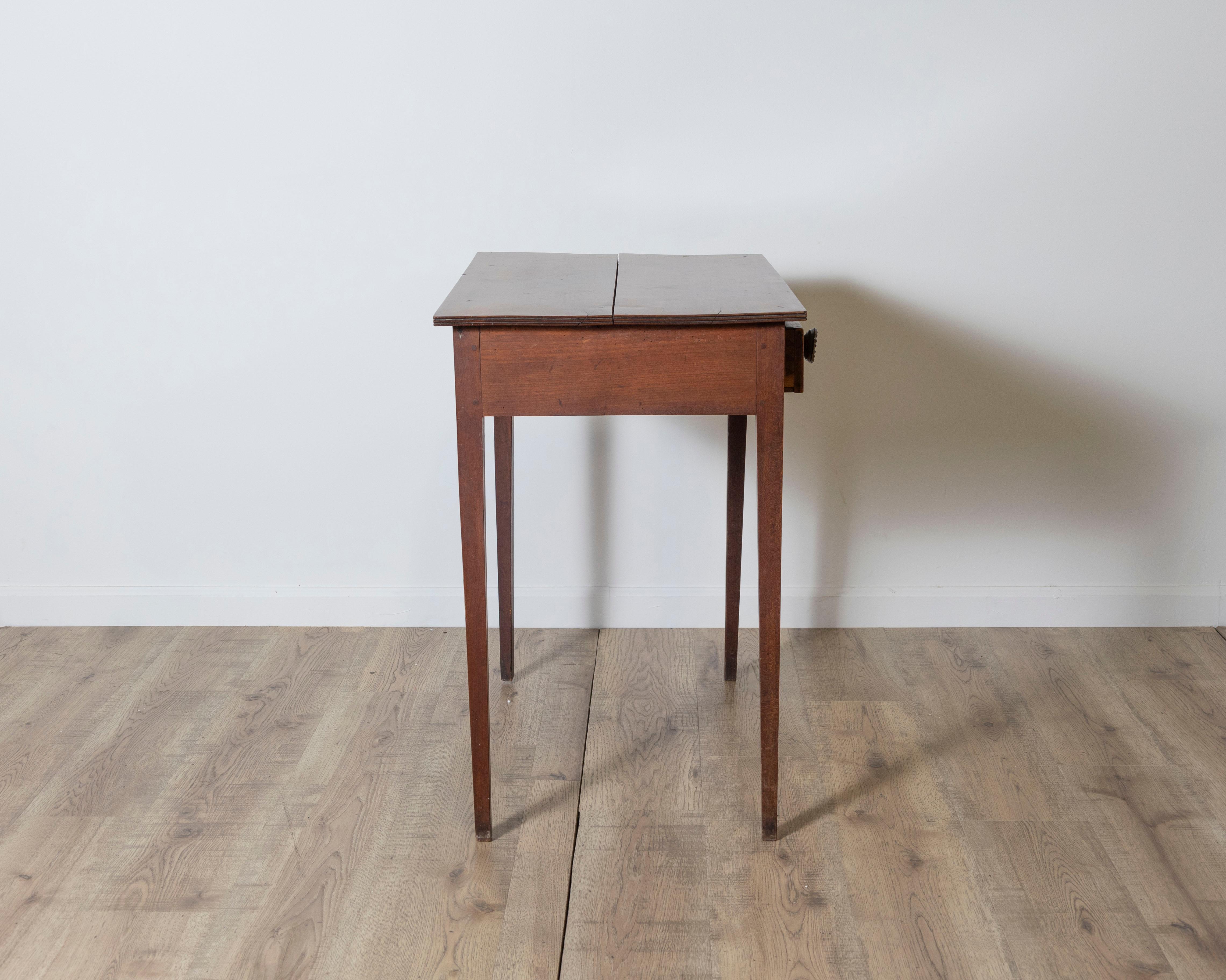 XVIIIe siècle et antérieur Table d'appoint anglaise d'époque géorgienne du 18ème siècle en bois fruitier avec un seul tiroir en vente