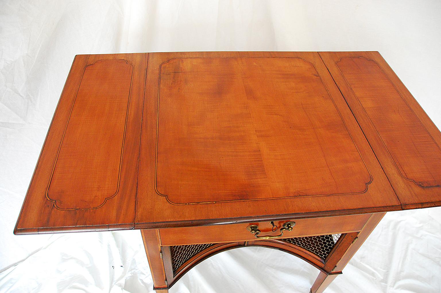 English Georgian Period 18th Century Mahogany and Satinwood Pembroke Table In Good Condition For Sale In Wells, ME