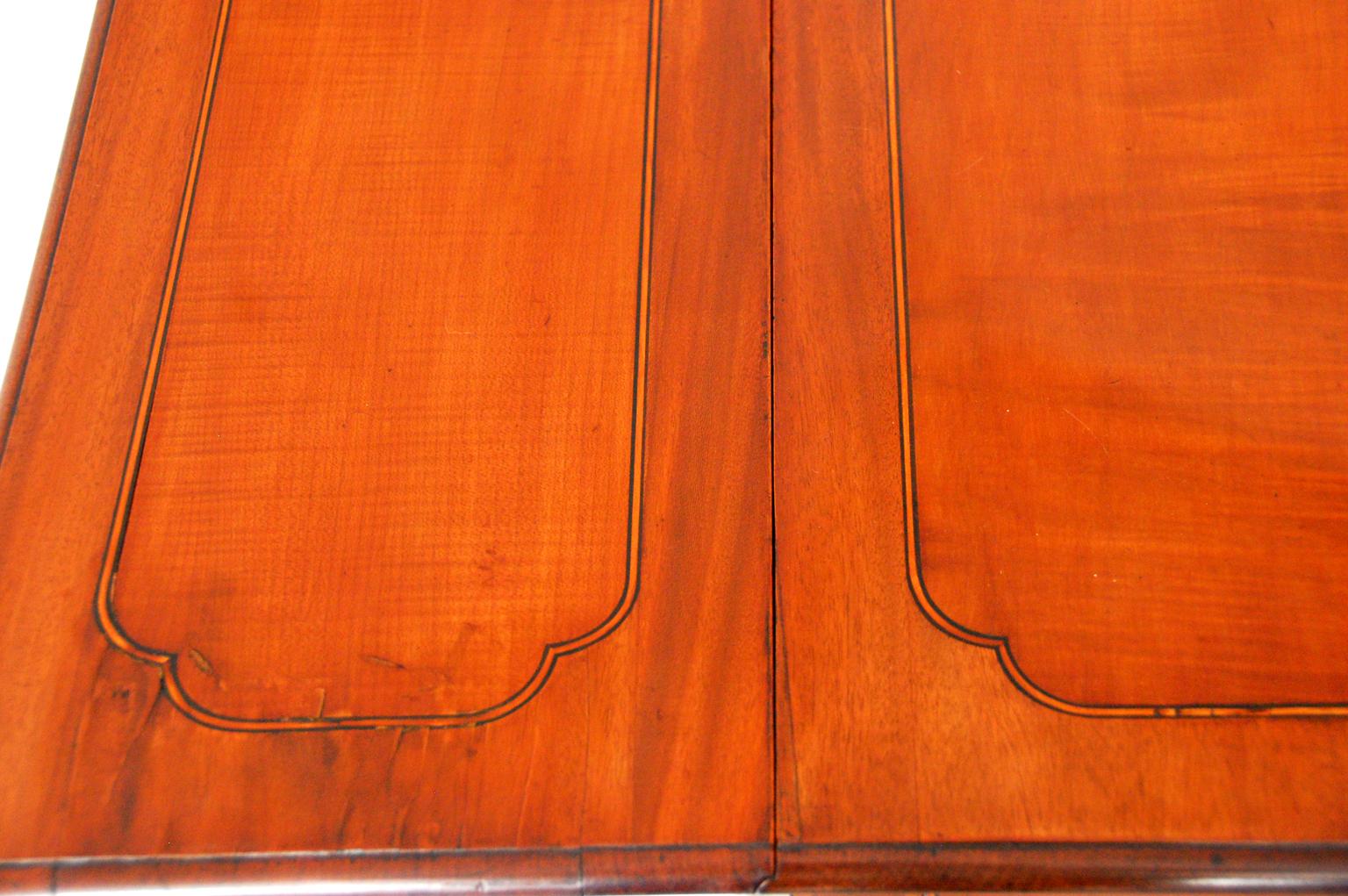 Englischer Pembroke-Tisch aus Mahagoni und Satinholz im georgianischen Stil des 18 (18. Jahrhundert und früher) im Angebot