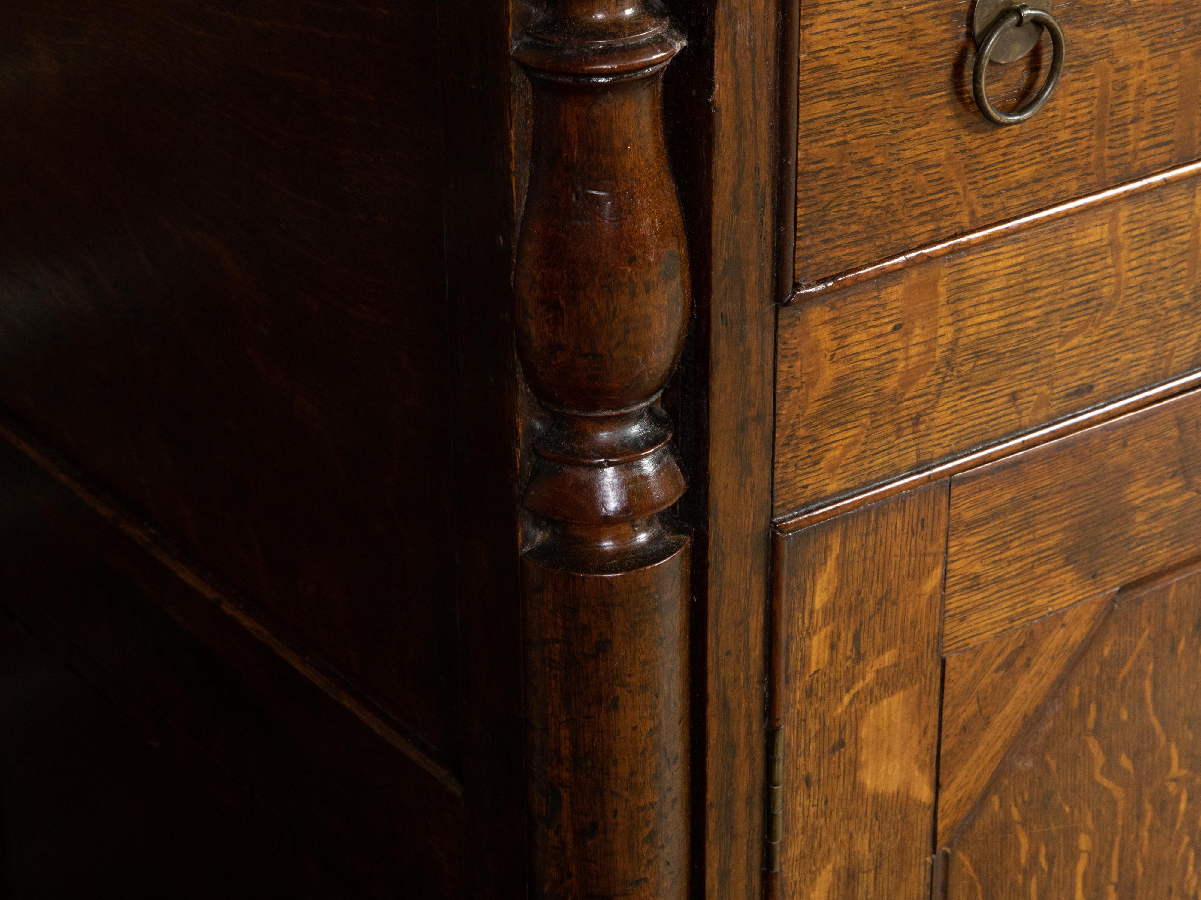 Commode en chêne anglaise d'époque géorgienne du 18ème siècle avec étagères, tiroirs et portes en vente 5
