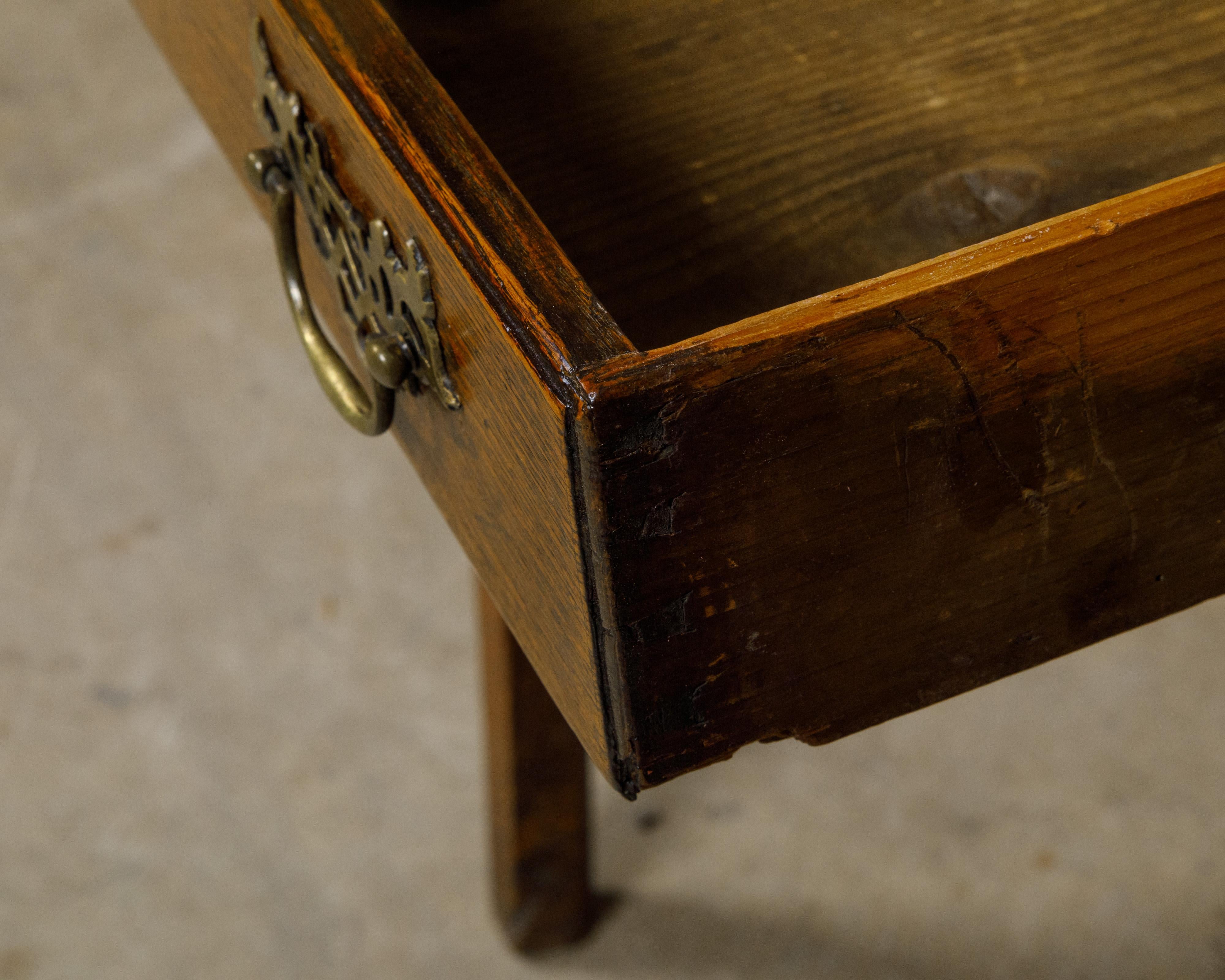 English Georgian Period 18th Century Oak Side Table with Carved Apron and Drawer For Sale 4