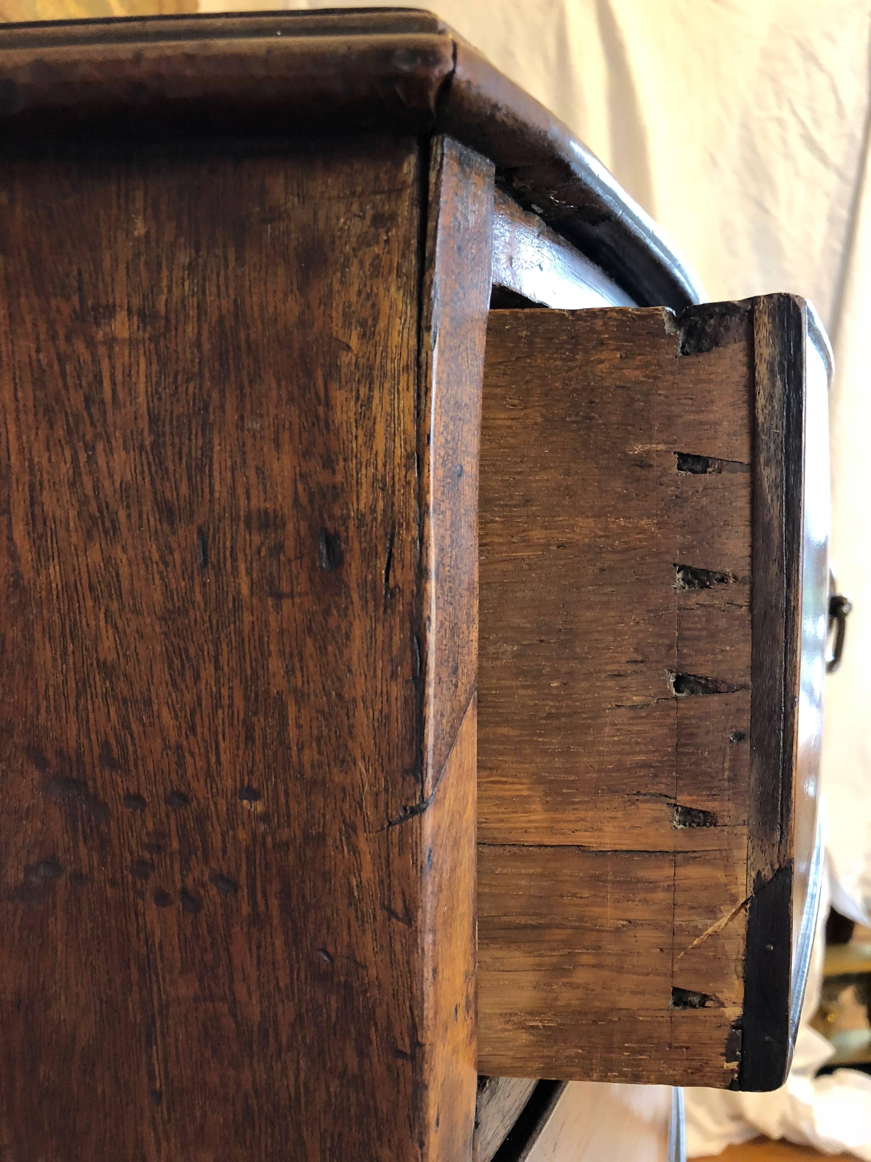 English Georgian Period Bow Front Chest in Mahogany, 18th Century For Sale 4