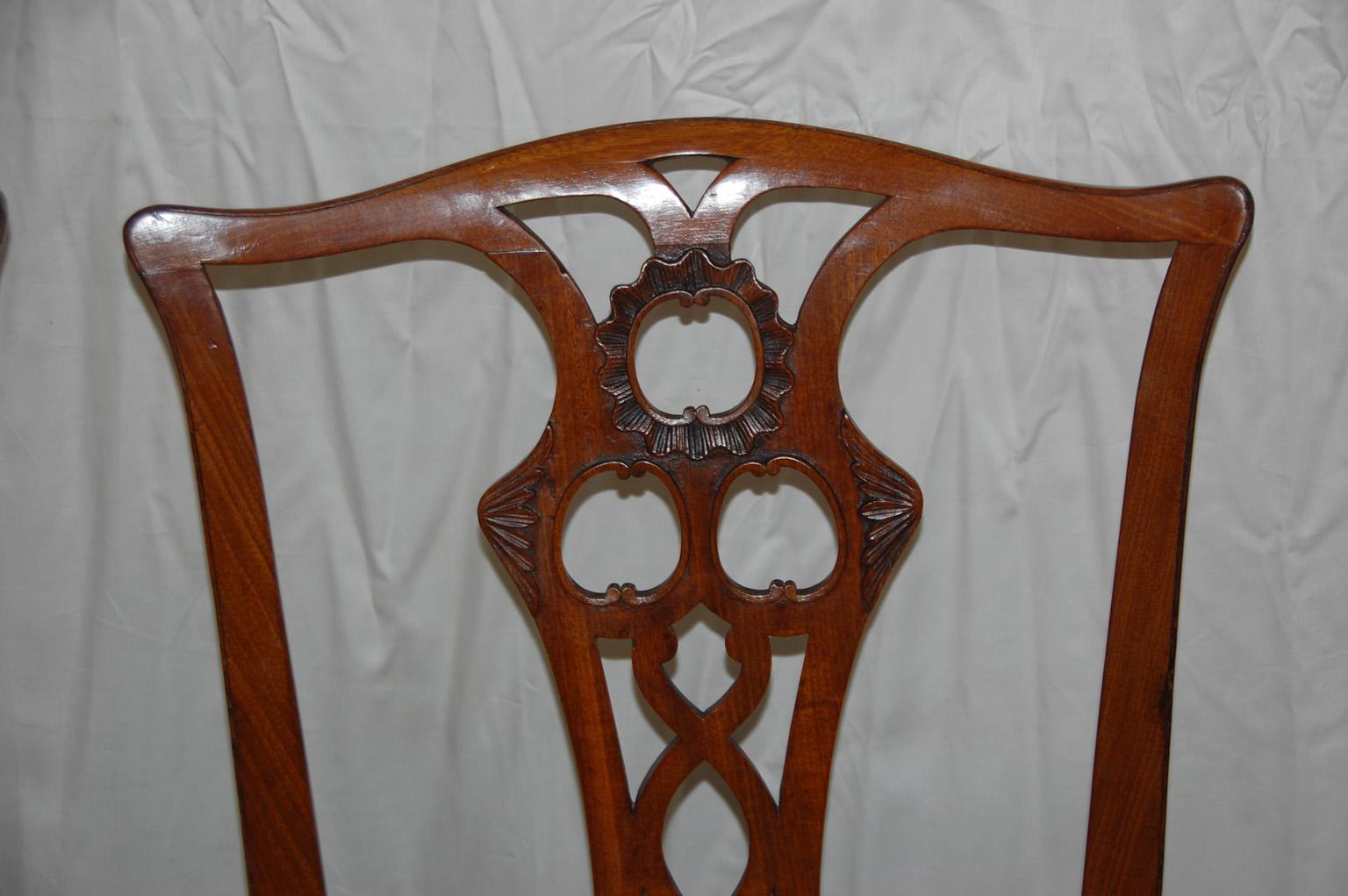 English Georgian Period Chippendale Pair of Carved Mahogany Sidechairs In Good Condition In Wells, ME