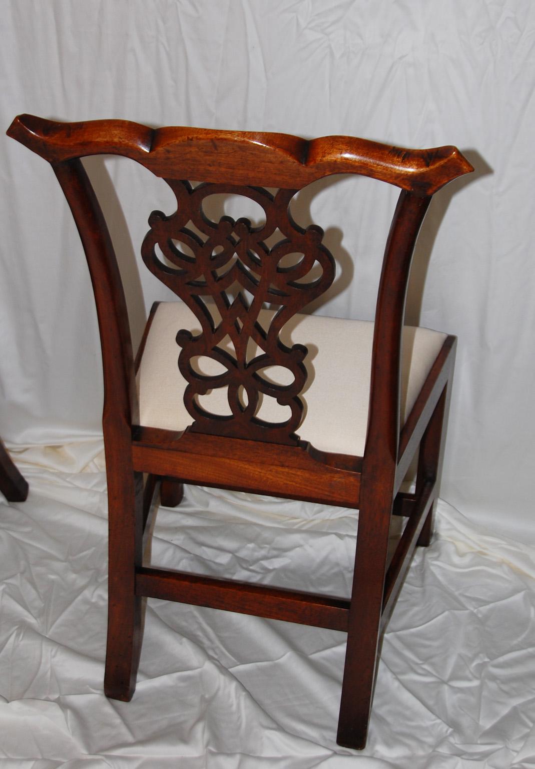 English Georgian Period Chippendale Pair of Sidechairs with Pierced Splats For Sale 2