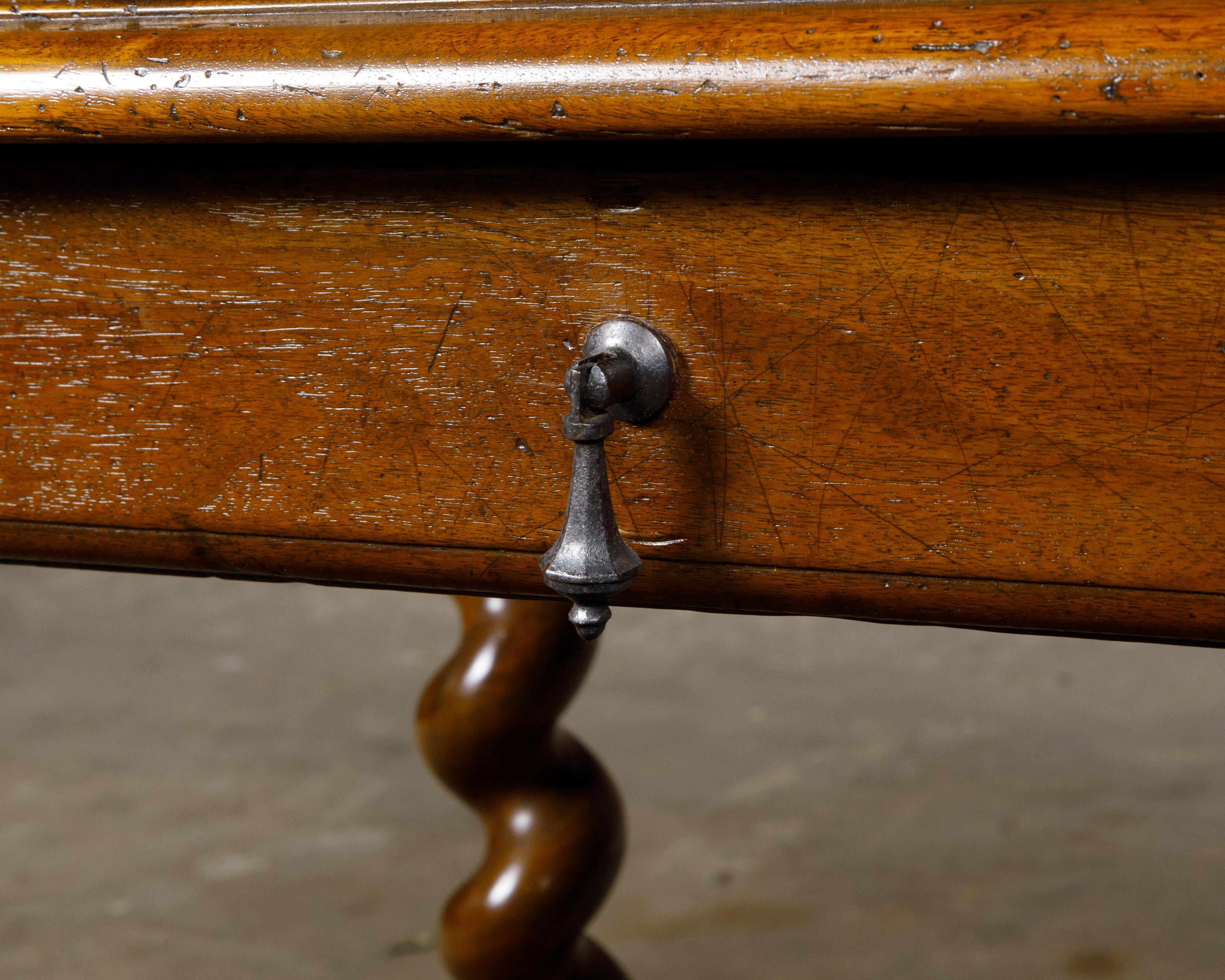 Tavolino in noce con torsione d'orzo del periodo georgiano inglese dell'inizio del XIX secolo in vendita 1