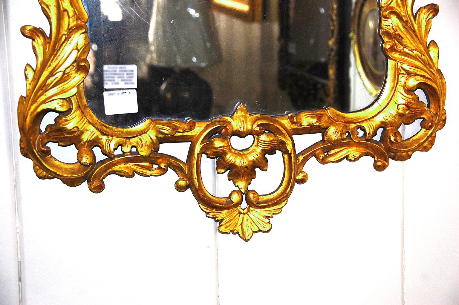 George III Miroir anglais d'époque géorgienne sculpté en feuilles d'or et feuillagé en vente