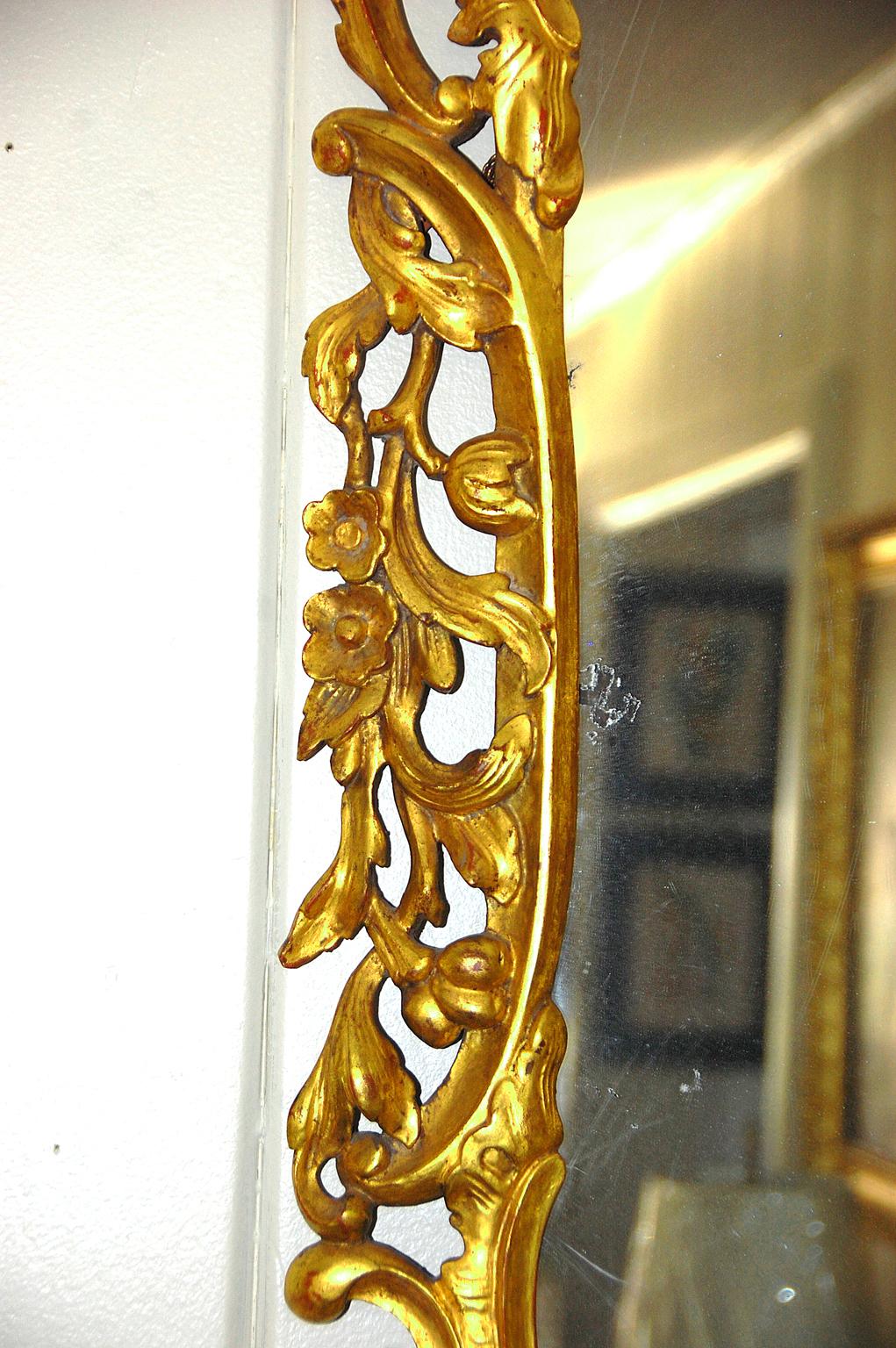 Anglais Miroir anglais d'époque géorgienne sculpté en feuilles d'or et feuillagé en vente