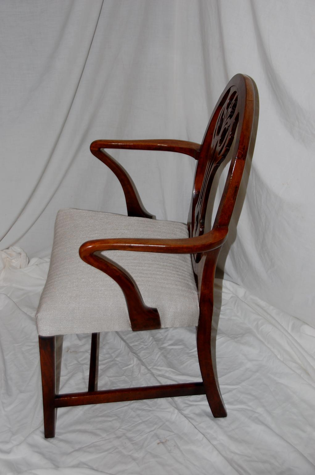 Englischer georgianischer Mahagoni-Sessel der Hepplewhite-Periode mit geschnitztem Splat in einer ovalen Rückenlehne, Hirtenstab-Armen, verjüngten Beinen, Sattelsitz, um 1790 $1.885.