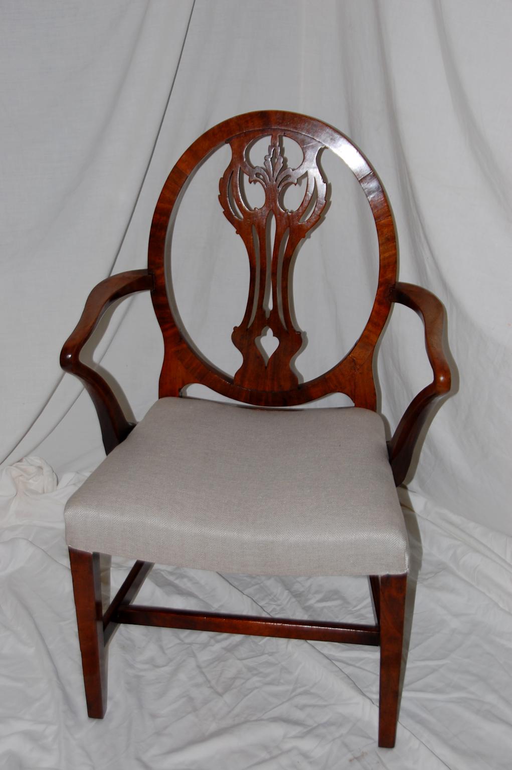 English Georgian Period Hepplewhite Armchair with Oval Back and Carved Splat In Good Condition For Sale In Wells, ME