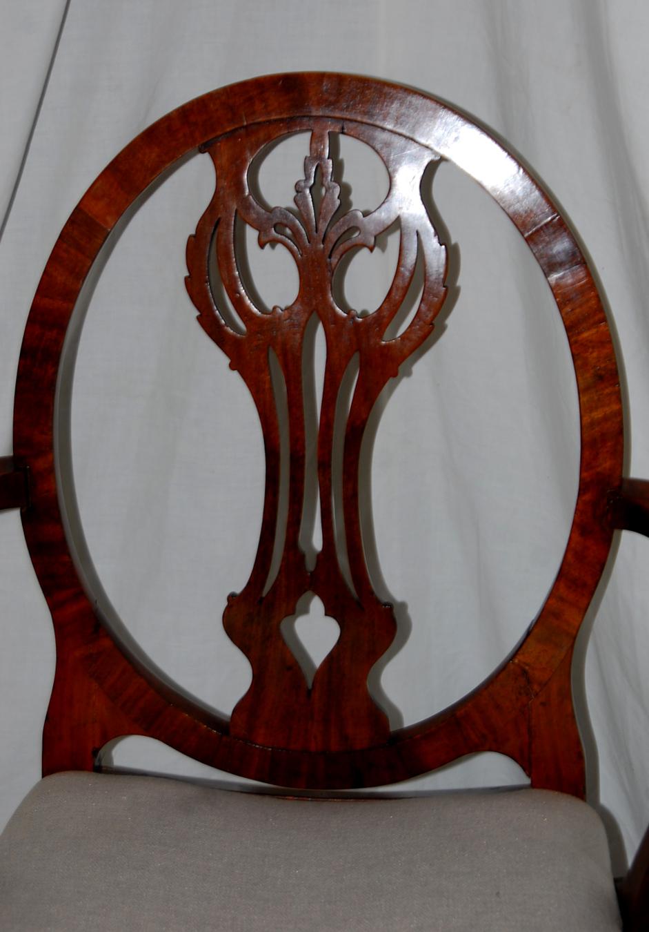 English Georgian Period Hepplewhite Armchair with Oval Back and Carved Splat In Good Condition For Sale In Wells, ME