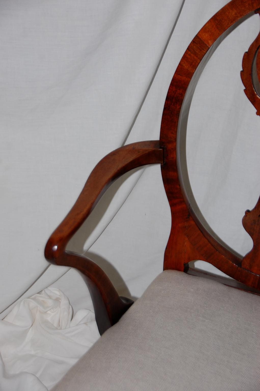Mahogany English Georgian Period Hepplewhite Armchair with Oval Back and Carved Splat For Sale