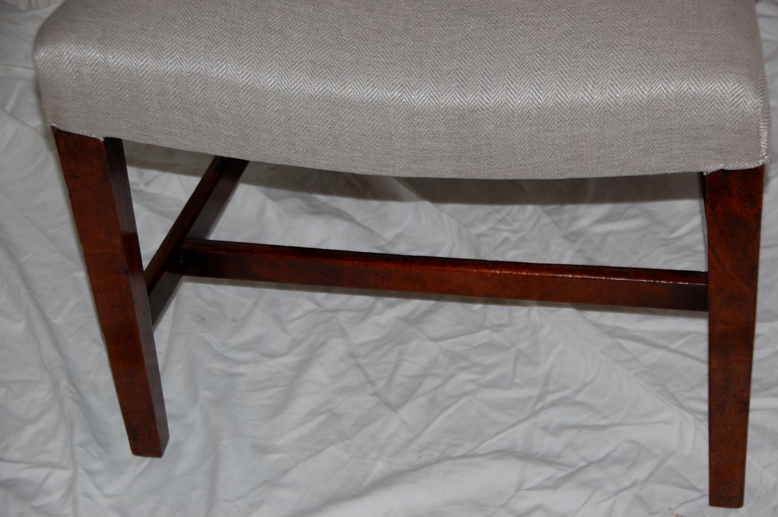 Englischer Hepplewhite-Sessel aus der georgianischen Periode mit ovaler Rückenlehne und geschnitztem Splat im Angebot 2