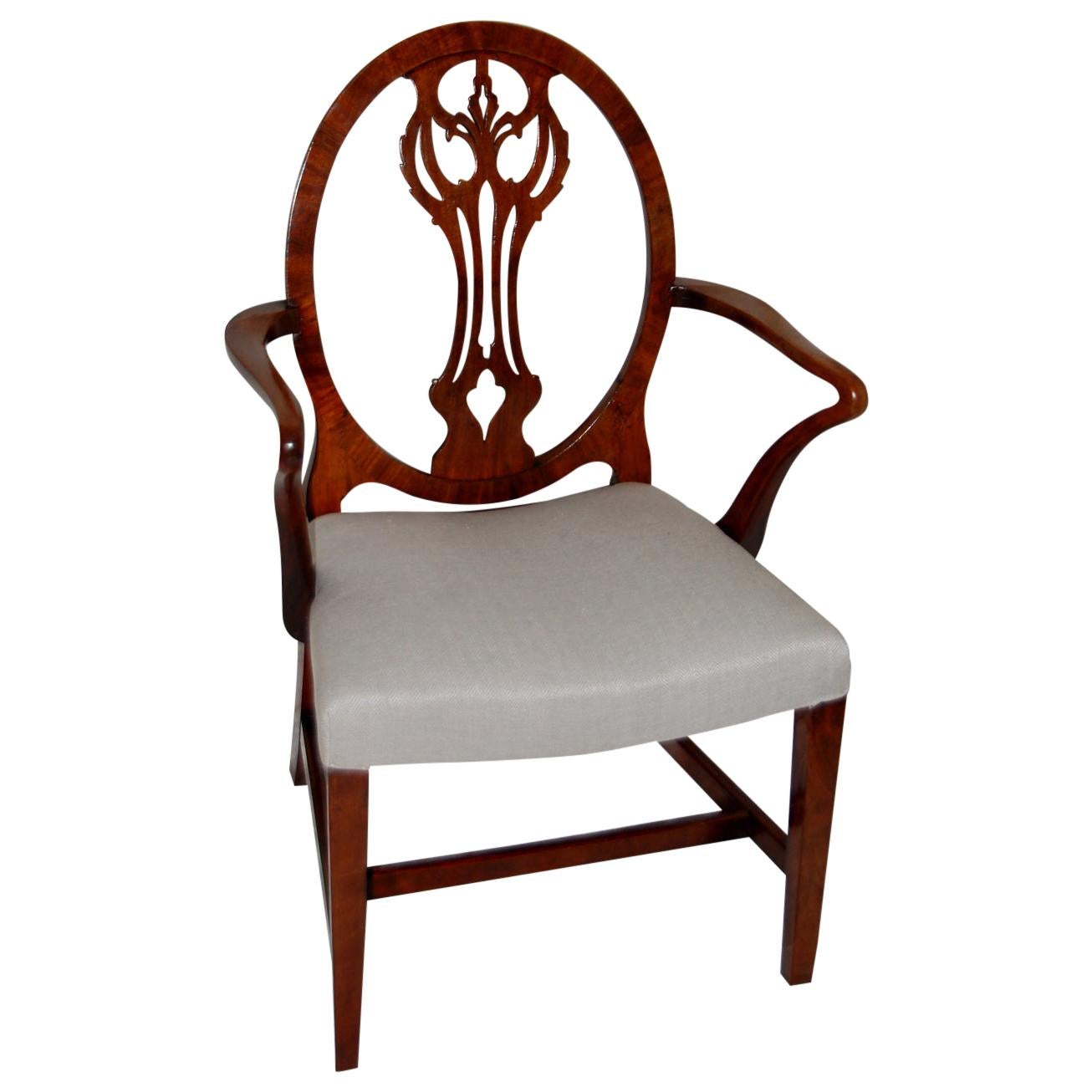 Englischer Hepplewhite-Sessel aus der georgianischen Periode mit ovaler Rückenlehne und geschnitztem Splat