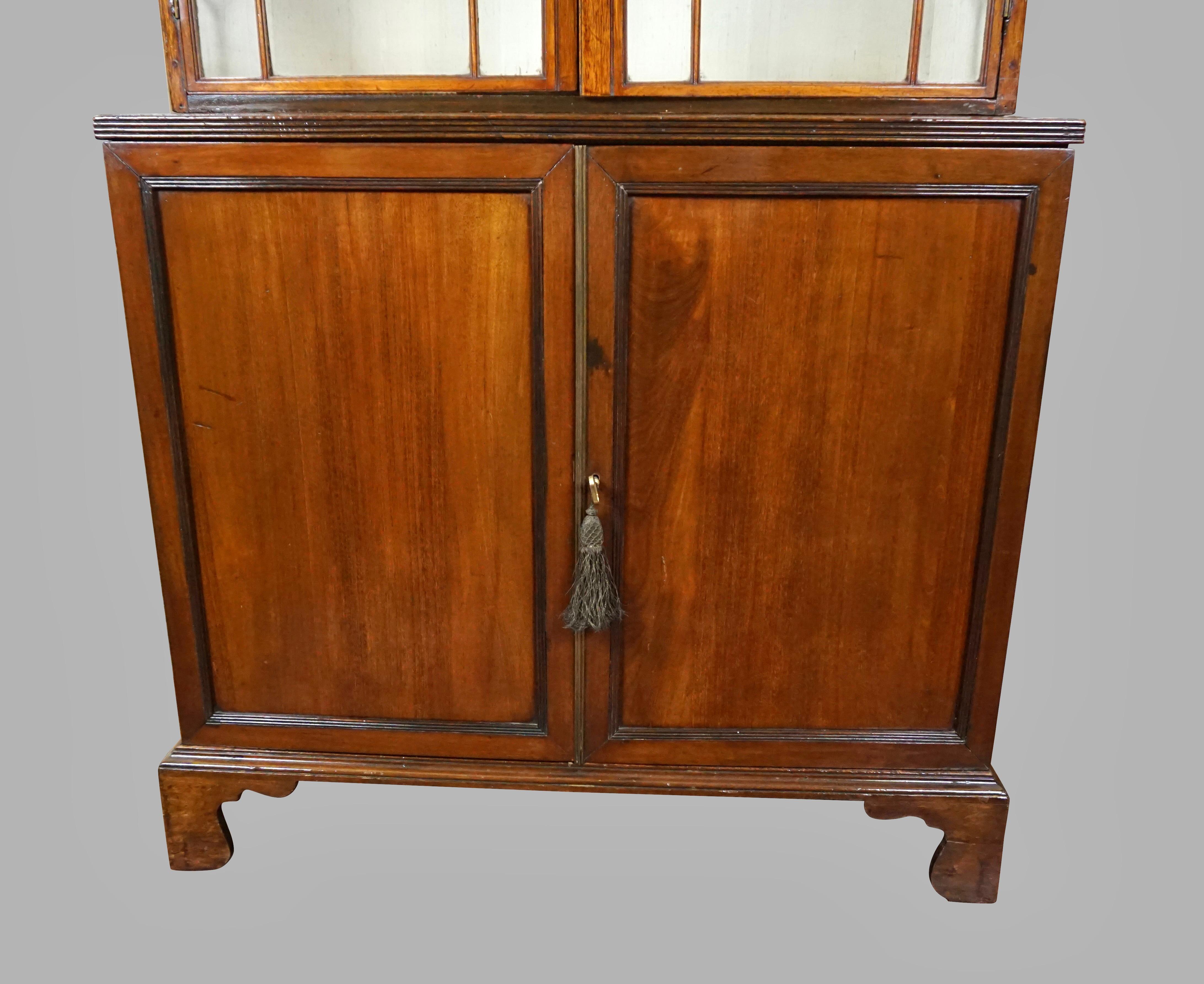 English Georgian Period Mahogany Bookcase Cabinet with Astragal Glazed Doors In Good Condition In San Francisco, CA