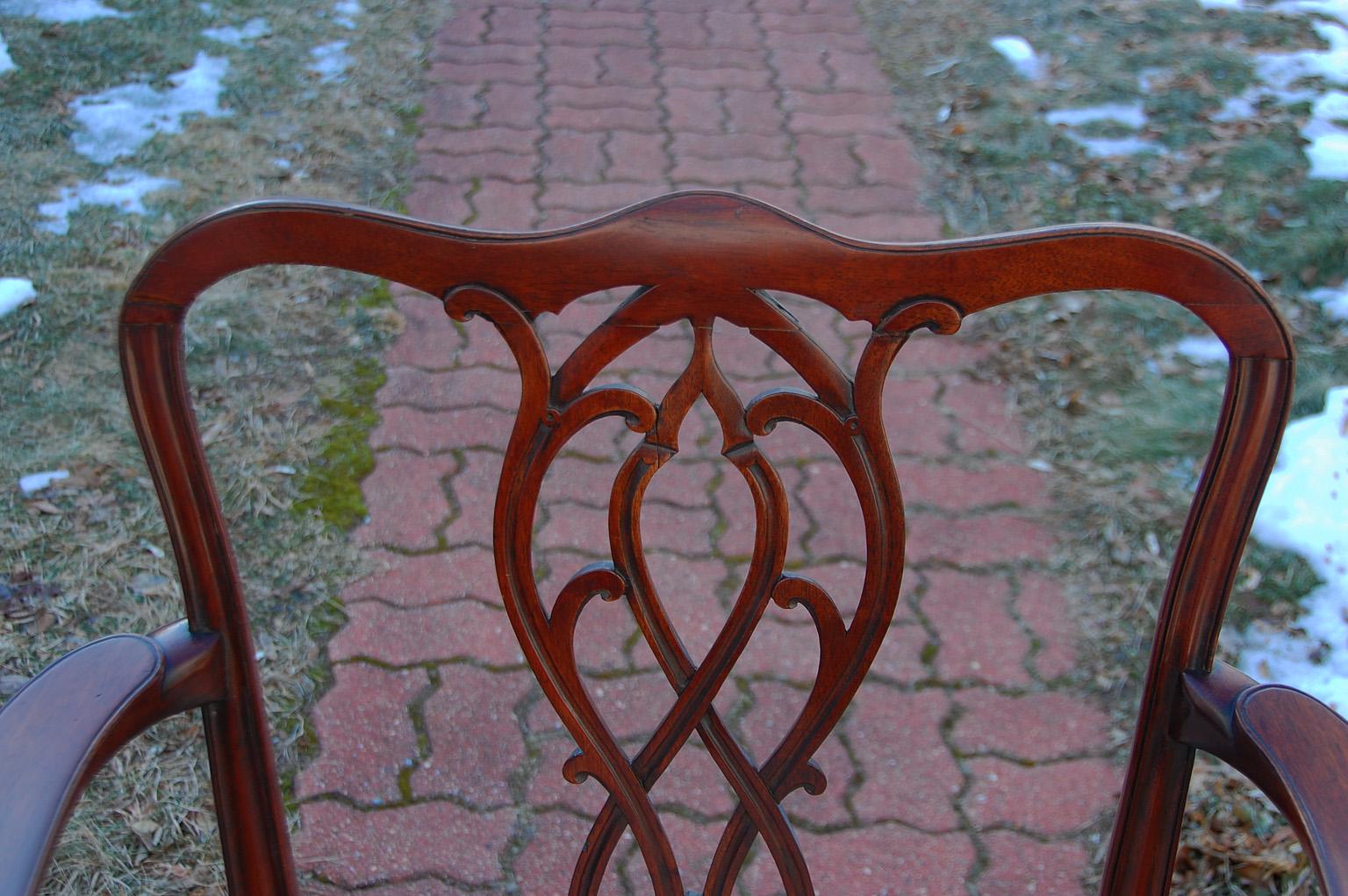 Englischer englischer Chippendale-Sessel aus Mahagoni aus der georgianischen Periode mit geschnitzter Rückenlehne im Zustand „Gut“ im Angebot in Wells, ME