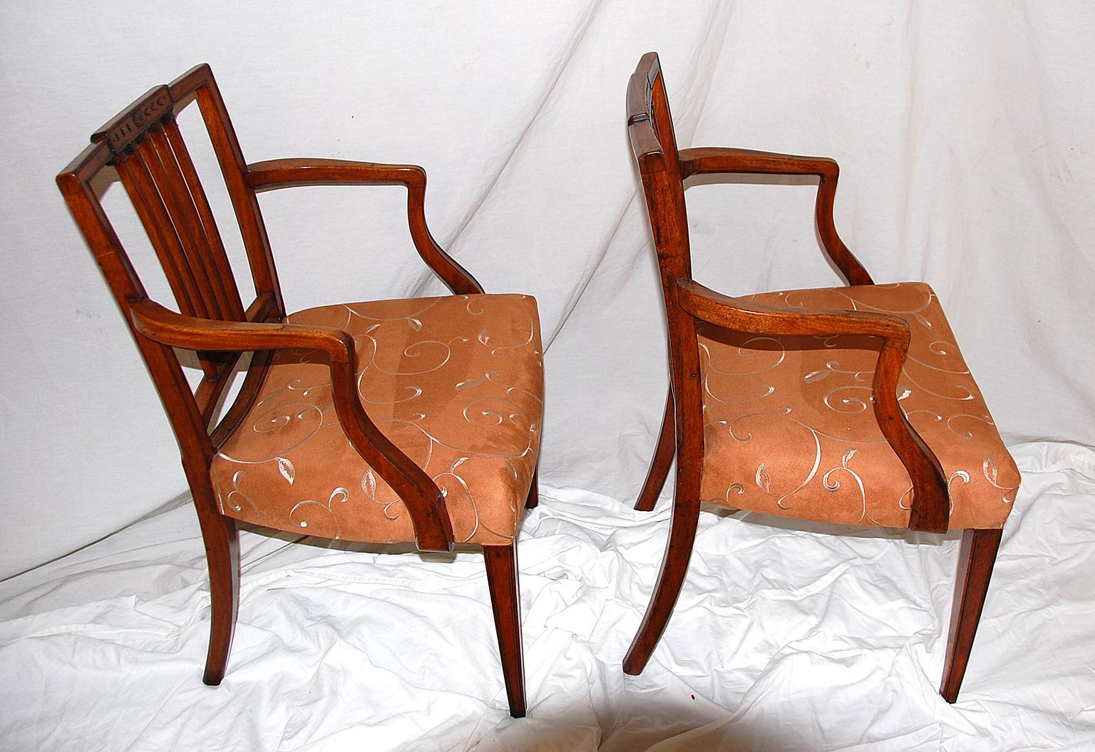 English Georgian Period Mahogany Sheraton Pair of Armchairs Square Carved Back In Good Condition For Sale In Wells, ME