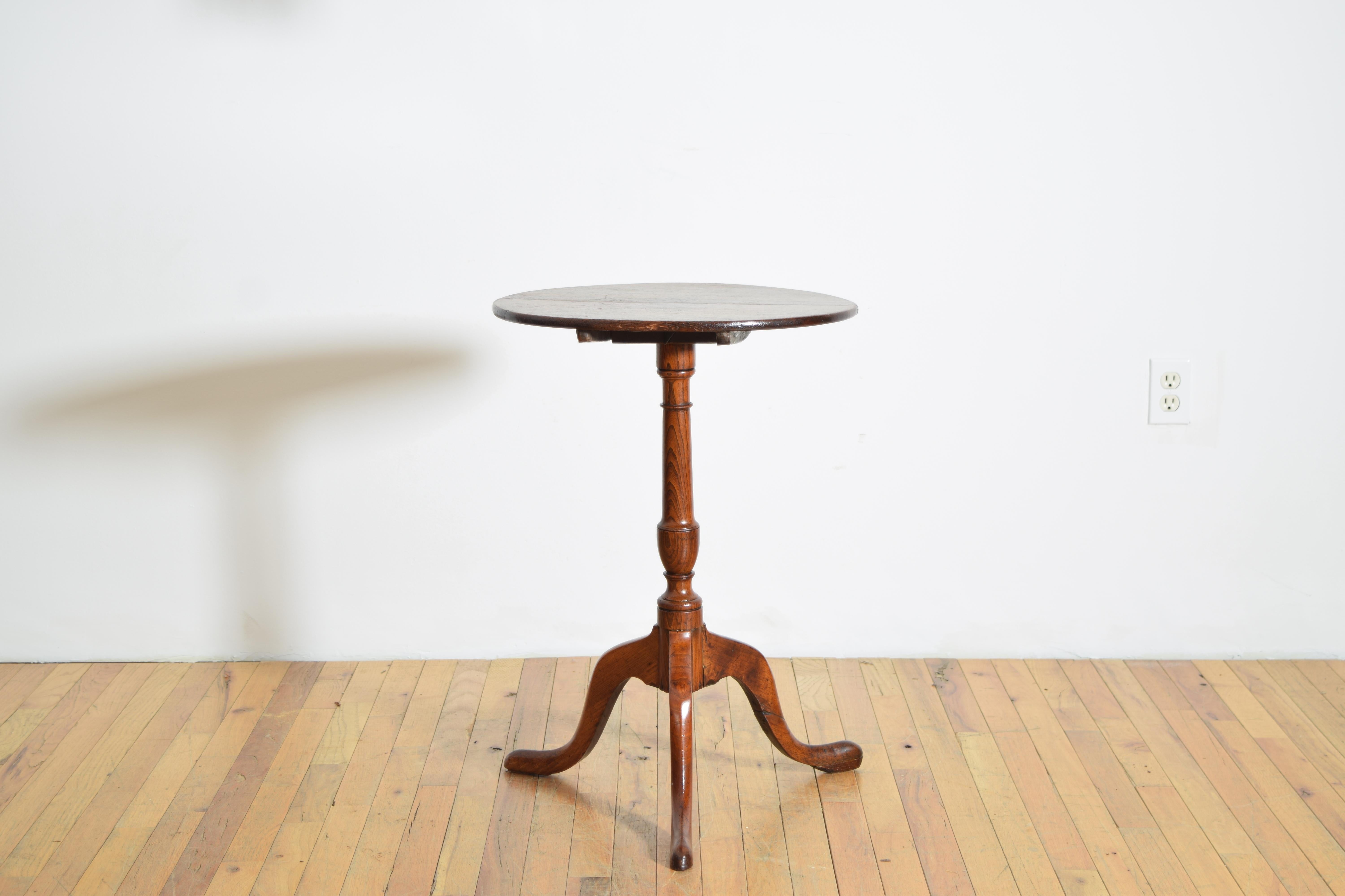 English Georgian Period Oak and Elmwood Tilt-Top Tripod Table, Late 18th Century In Good Condition For Sale In Atlanta, GA