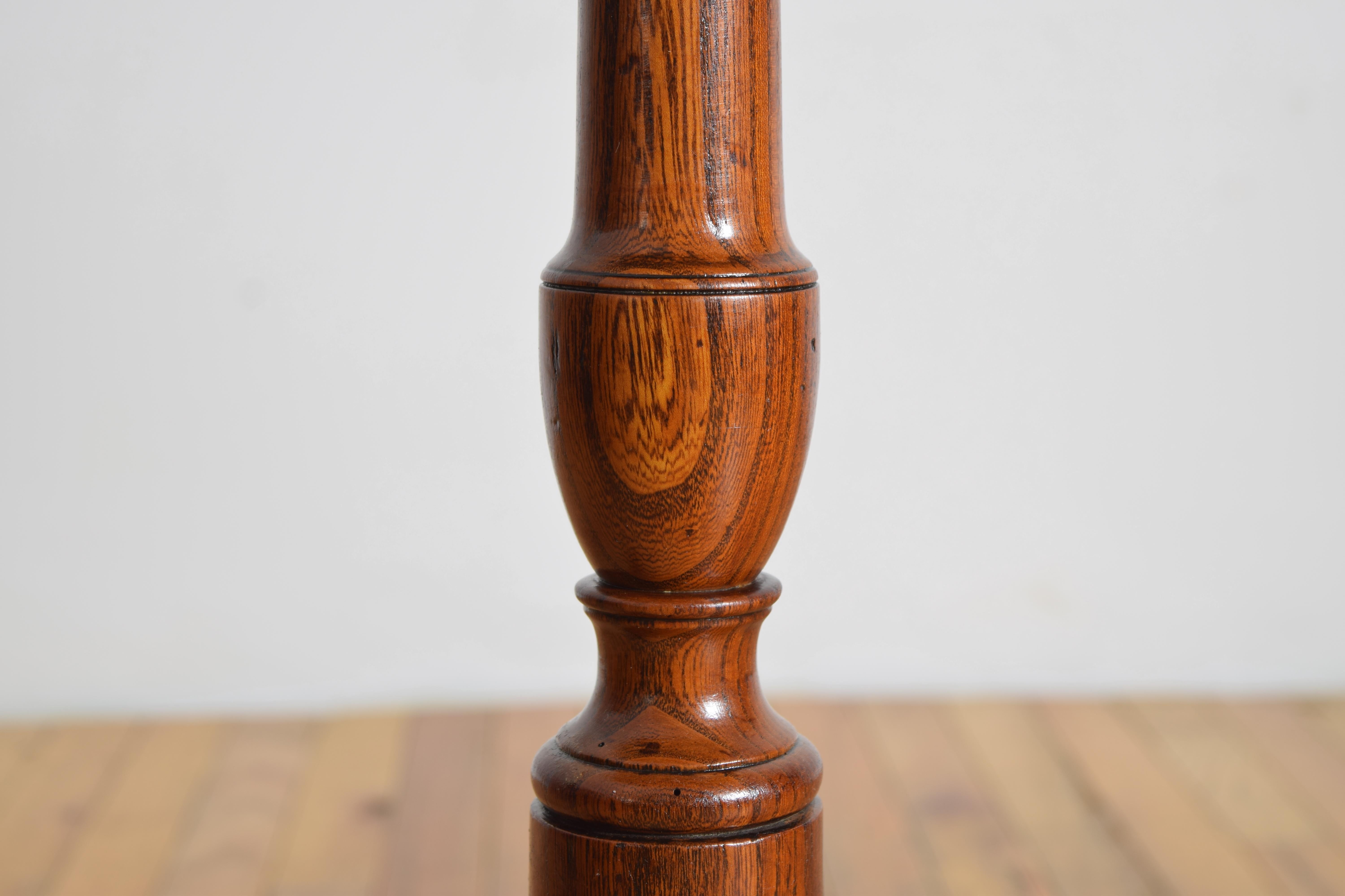 English Georgian Period Oak and Elmwood Tilt-Top Tripod Table, Late 18th Century For Sale 4