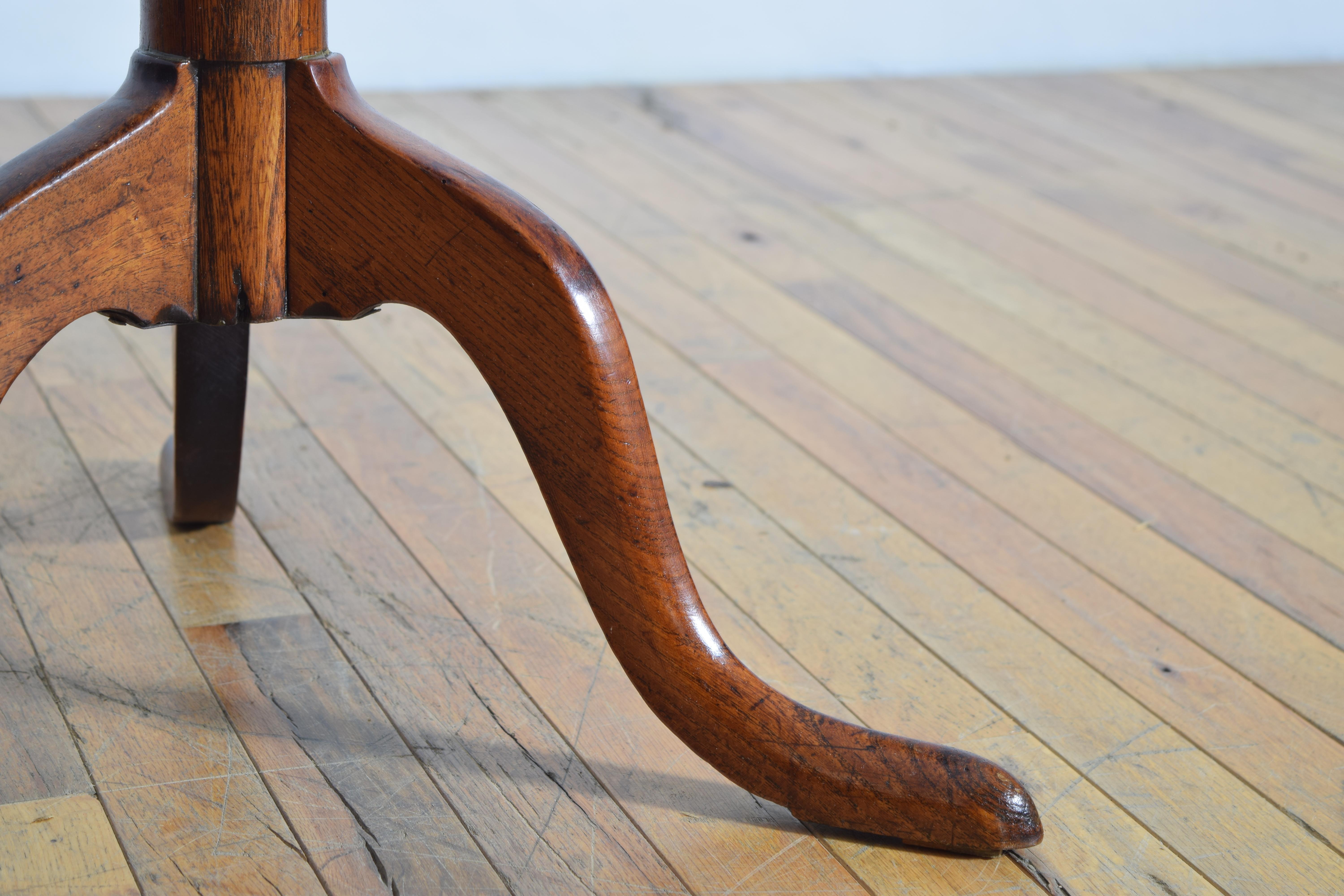 English Georgian Period Oak and Elmwood Tilt-Top Tripod Table, Late 18th Century For Sale 5