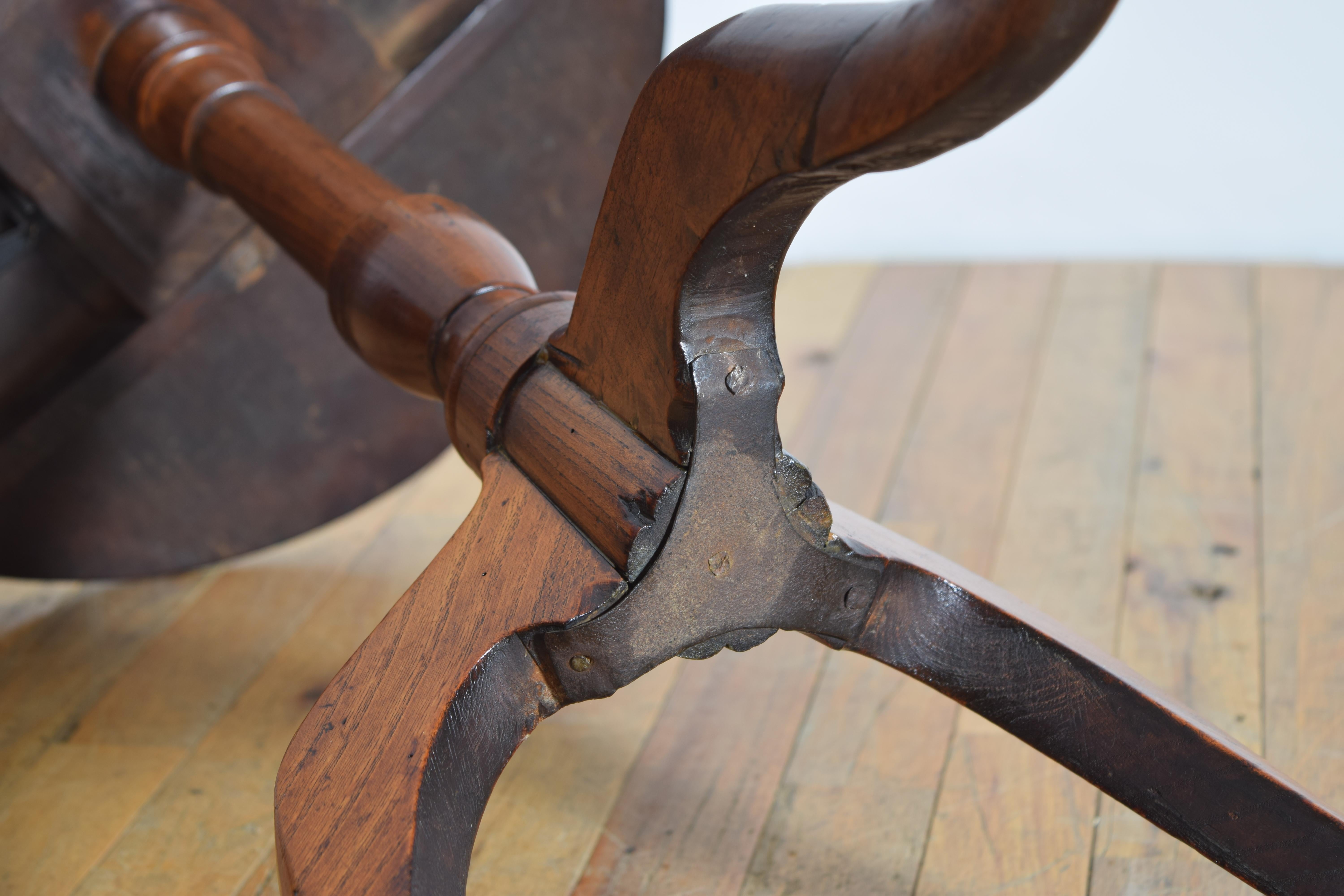 English Georgian Period Oak and Elmwood Tilt-Top Tripod Table, Late 18th Century For Sale 6