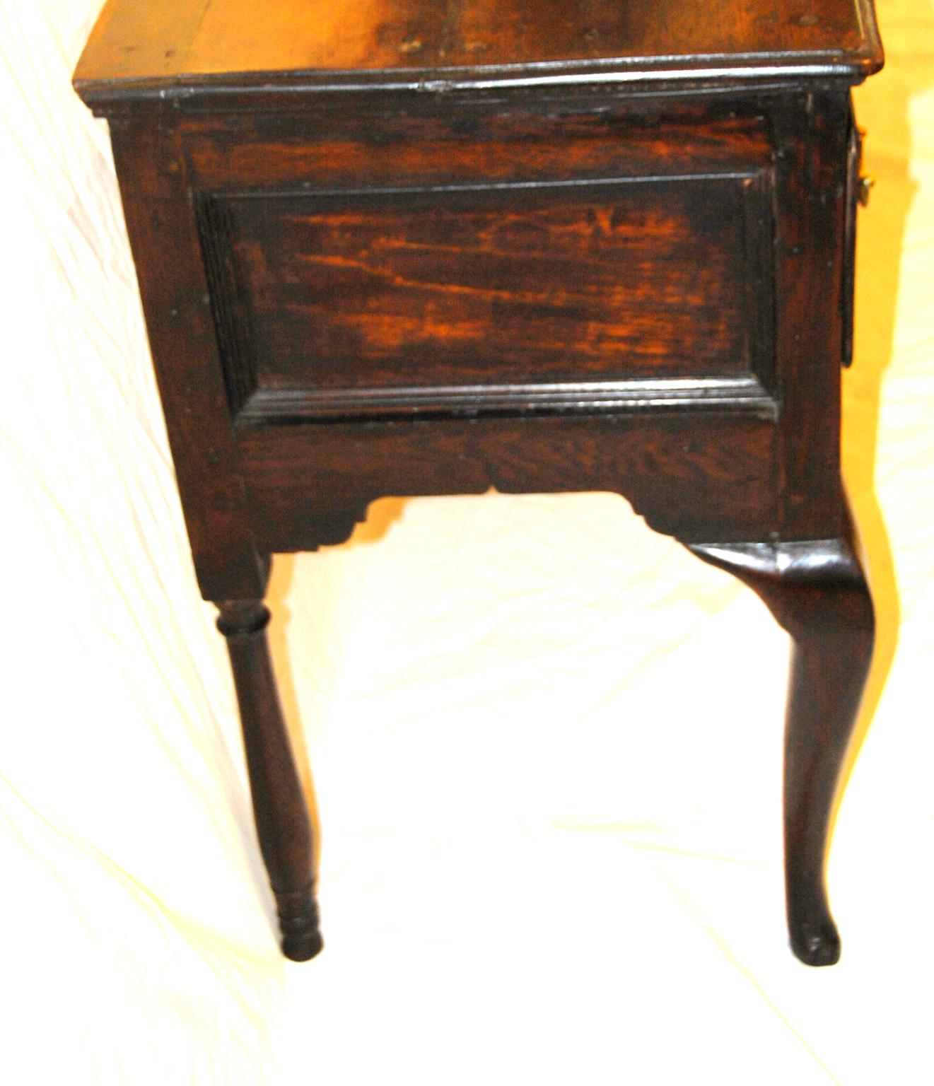 English Georgian Period Oak Three-Drawer Cabriole Leg Low Dresser In Good Condition In Wells, ME