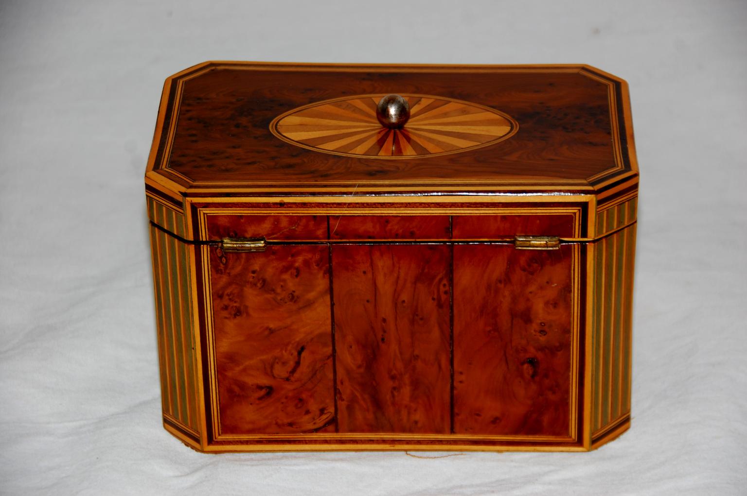 English Georgian Period Yew Wood Octagonal Tea Caddy with Fan and Column Inlays For Sale 4