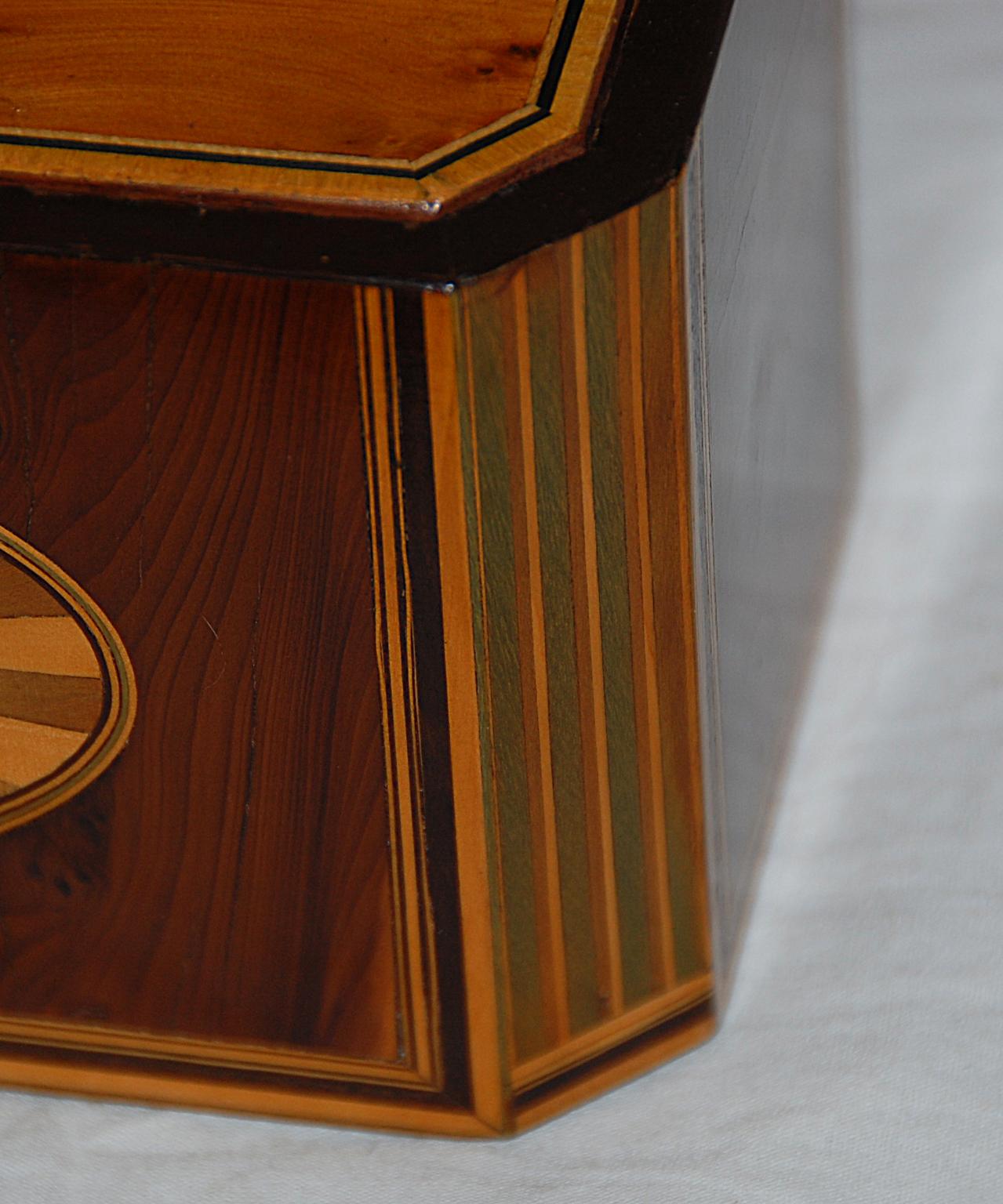 English Georgian Period Yew Wood Octagonal Tea Caddy with Fan and Column Inlays For Sale 1