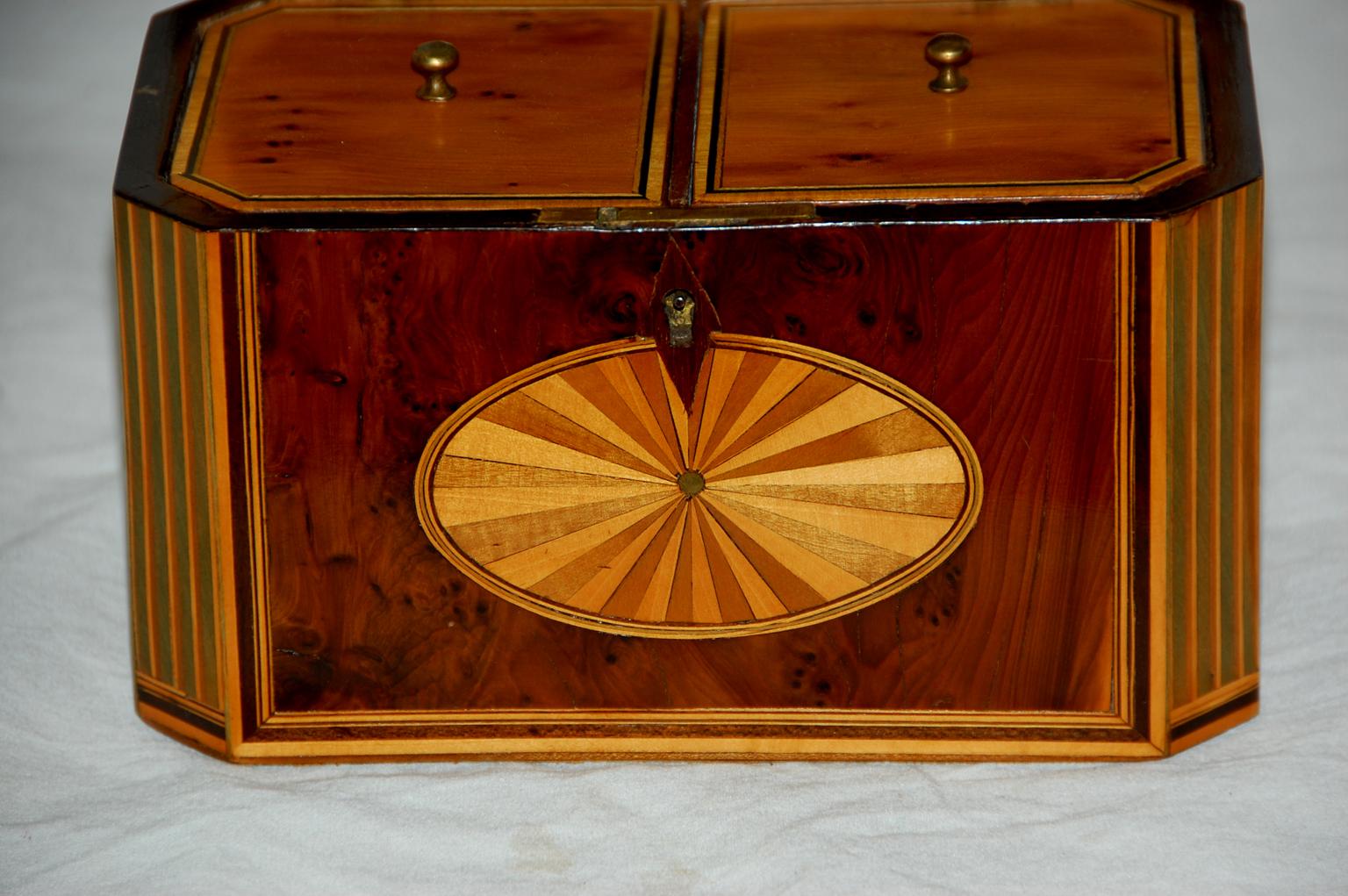 English Georgian Period Yew Wood Octagonal Tea Caddy with Fan and Column Inlays For Sale 2