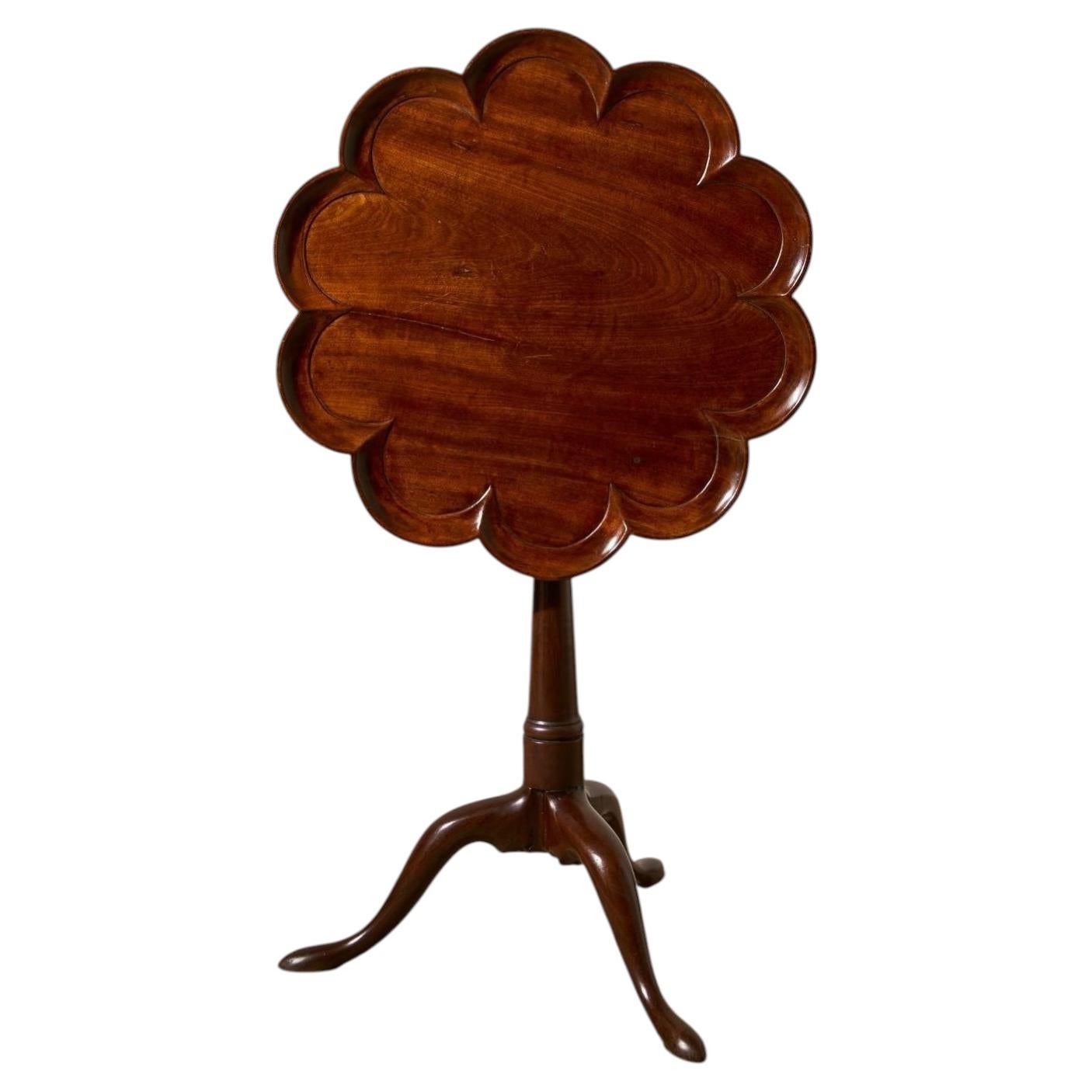 English Georgian Scalloped edge mahogany tilt top table For Sale