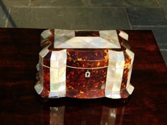 Boîte à thé géorgienne anglaise en écaille de tortue serpentine et nacre, vers 1800