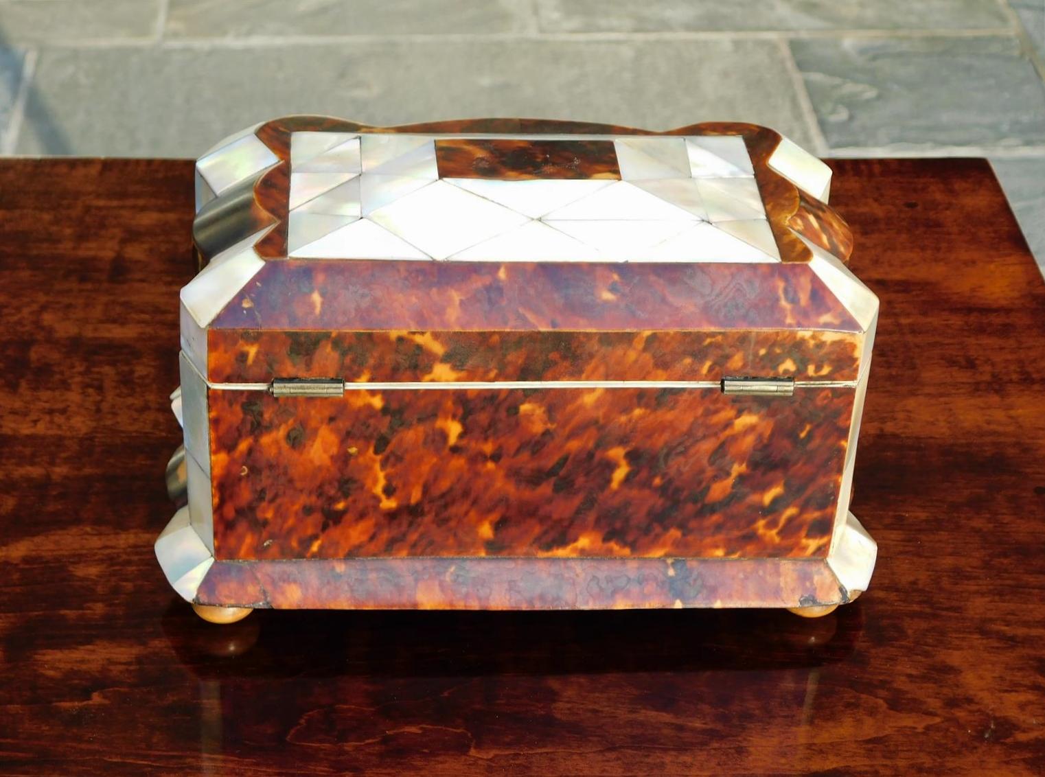 English Georgian Serpentine Tortoise Shell & Mother of Pearl Tea Caddy, C. 1800 For Sale 4