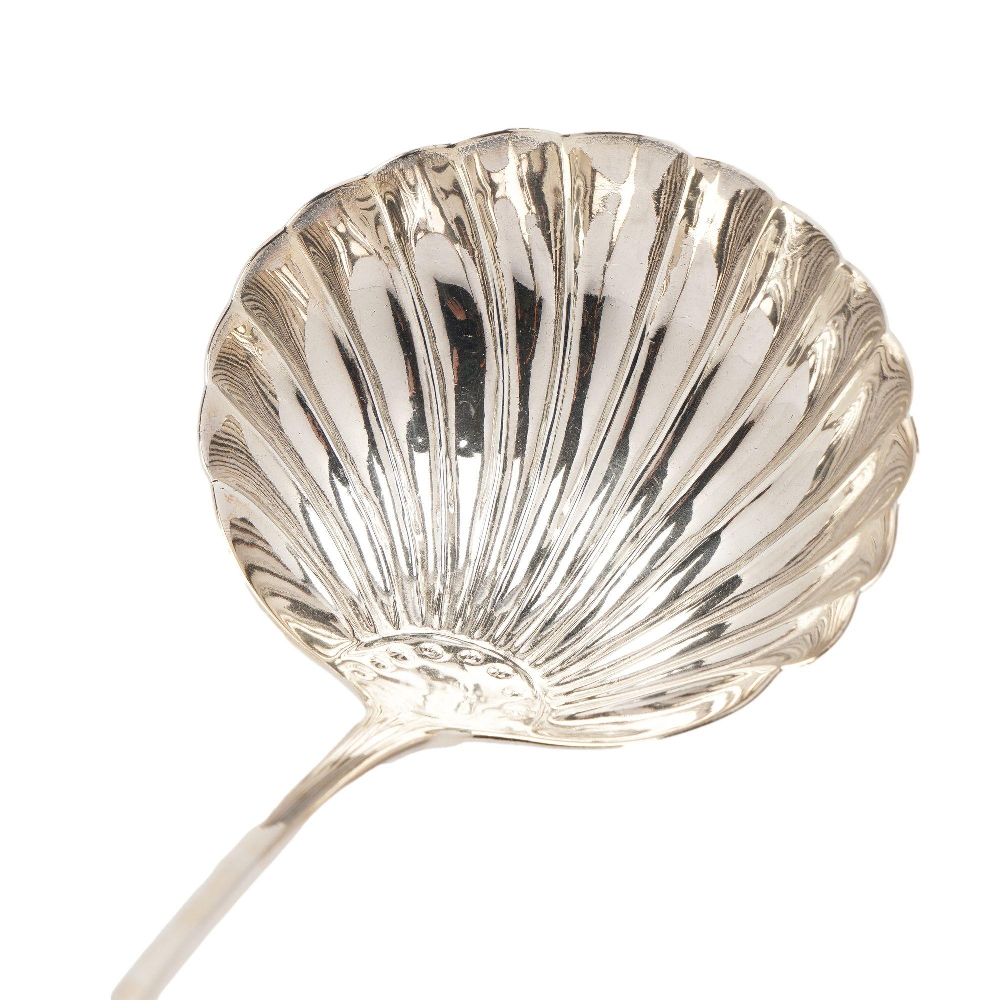 Britannico Mestolo georgiano inglese a forma di conchiglia in argento sterling, 1700 ca. in vendita